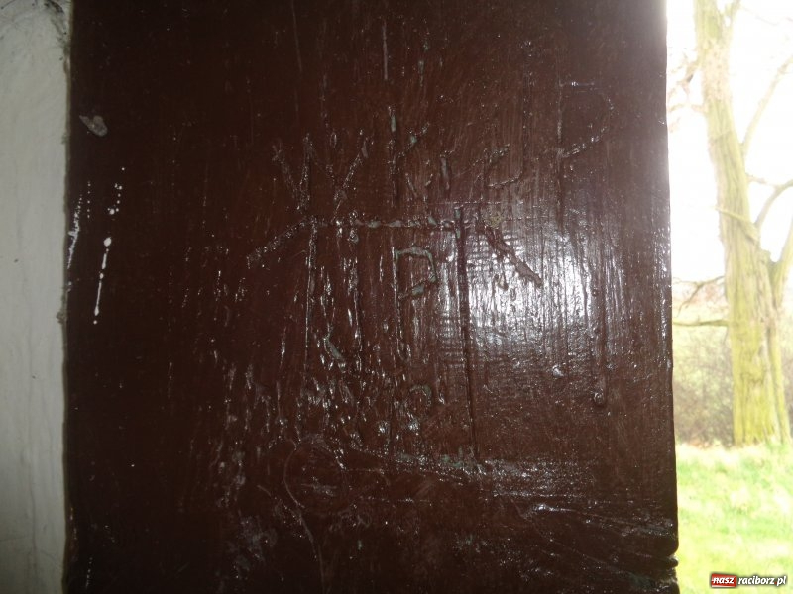 Zdjęcie w galerii na portalu naszraciborz.pl: Kapliczka na Grobli z nowym dachem. Miejsce upamiętnia powstańców wiadomości z regionu