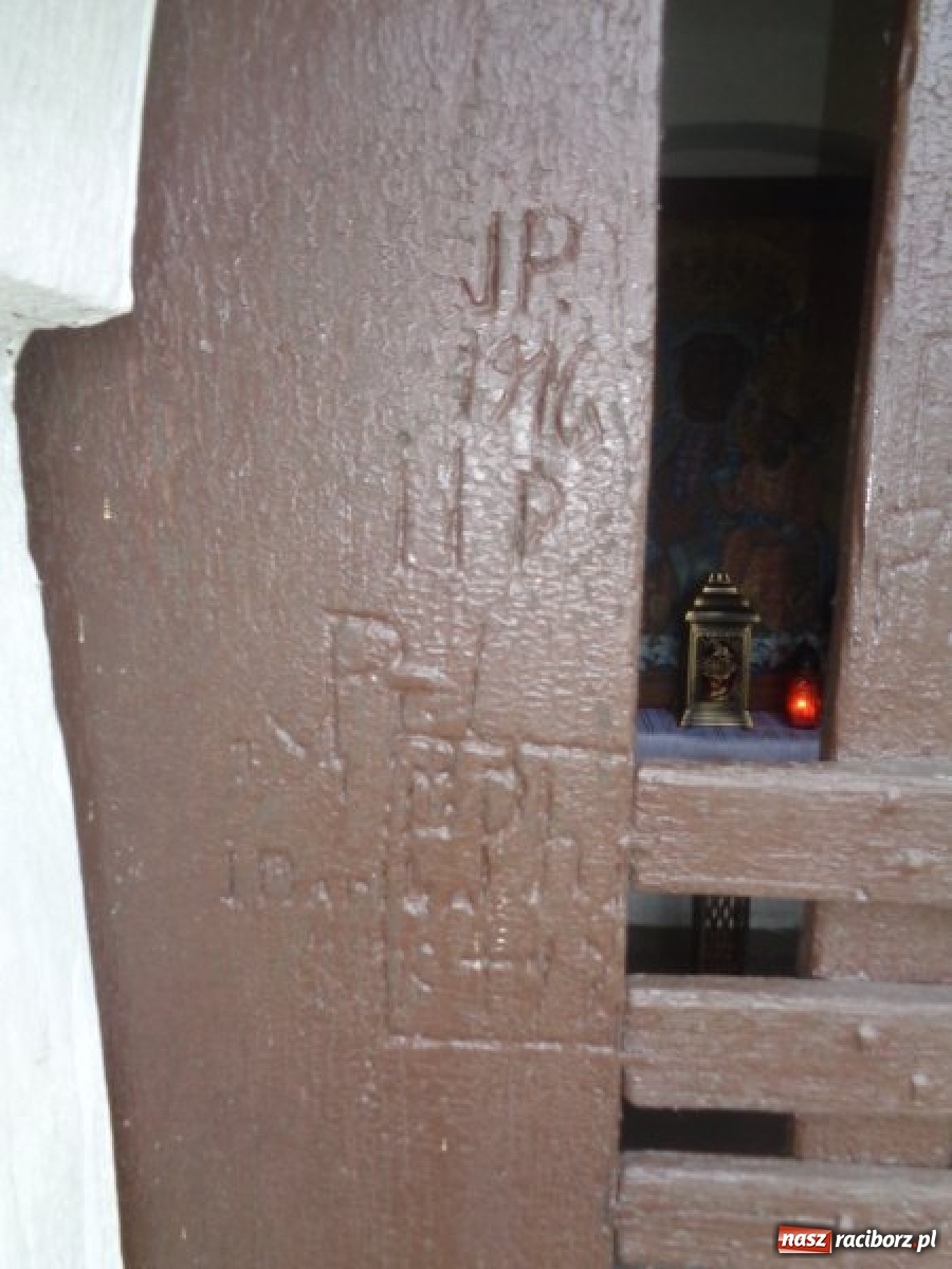 Zdjęcie w galerii na portalu naszraciborz.pl: Kapliczka na Grobli z nowym dachem. Miejsce upamiętnia powstańców wiadomości z regionu