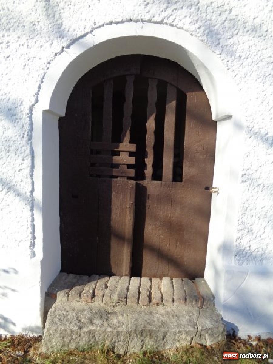 Zdjęcie w galerii na portalu naszraciborz.pl: Kapliczka na Grobli z nowym dachem. Miejsce upamiętnia powstańców wiadomości z regionu