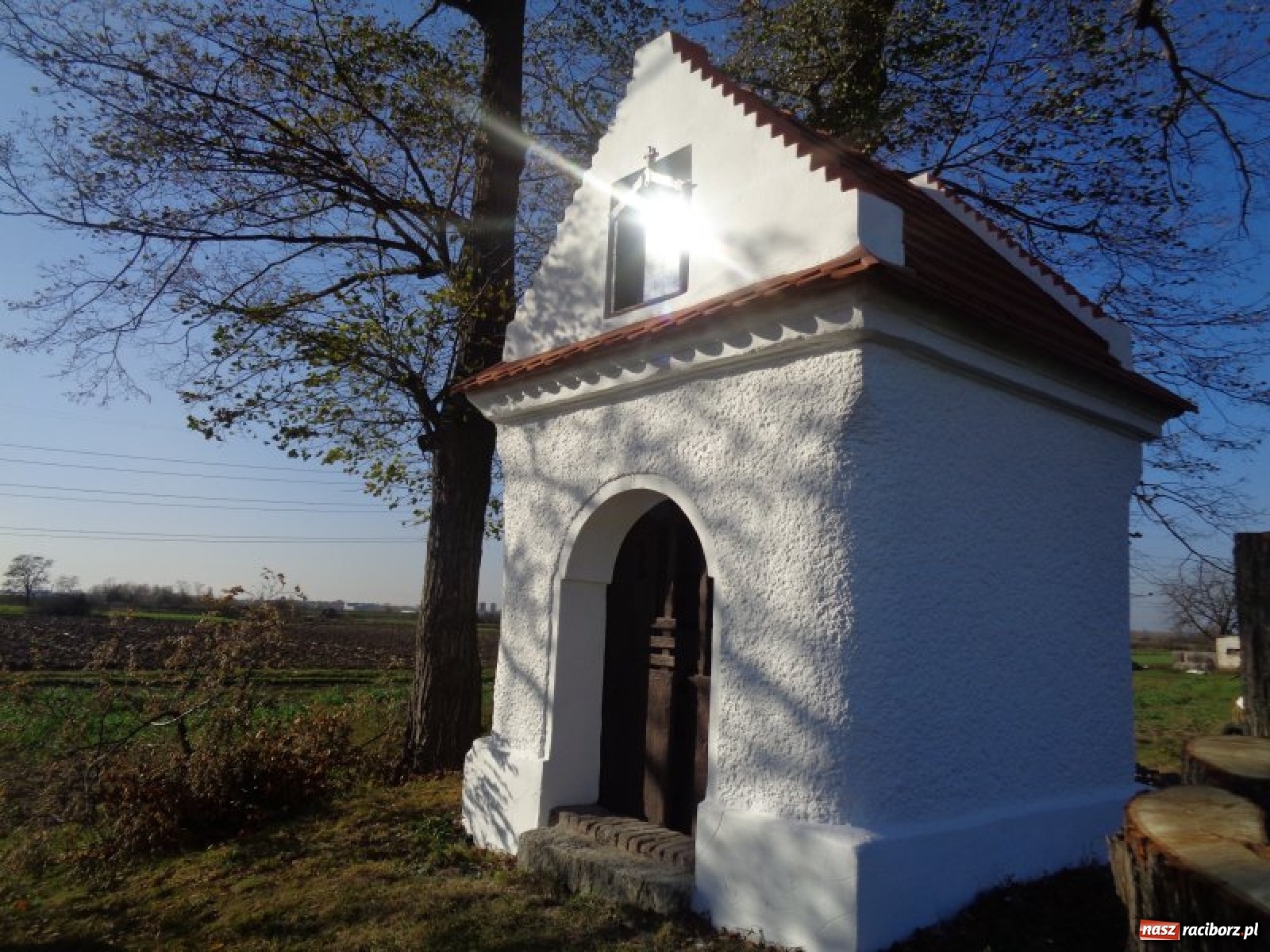 Zdjęcie w galerii na portalu naszraciborz.pl: Kapliczka na Grobli z nowym dachem. Miejsce upamiętnia powstańców wiadomości z regionu