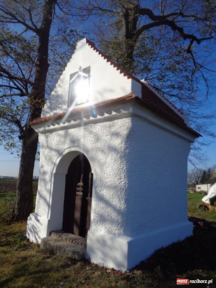 Zdjęcie w galerii na portalu naszraciborz.pl: Kapliczka na Grobli z nowym dachem. Miejsce upamiętnia powstańców wiadomości z regionu