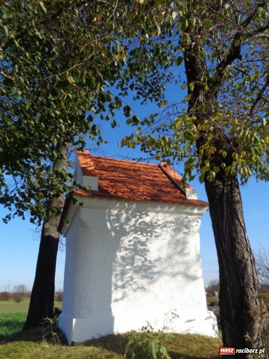 Zdjęcie w galerii na portalu naszraciborz.pl: Kapliczka na Grobli z nowym dachem. Miejsce upamiętnia powstańców wiadomości z regionu