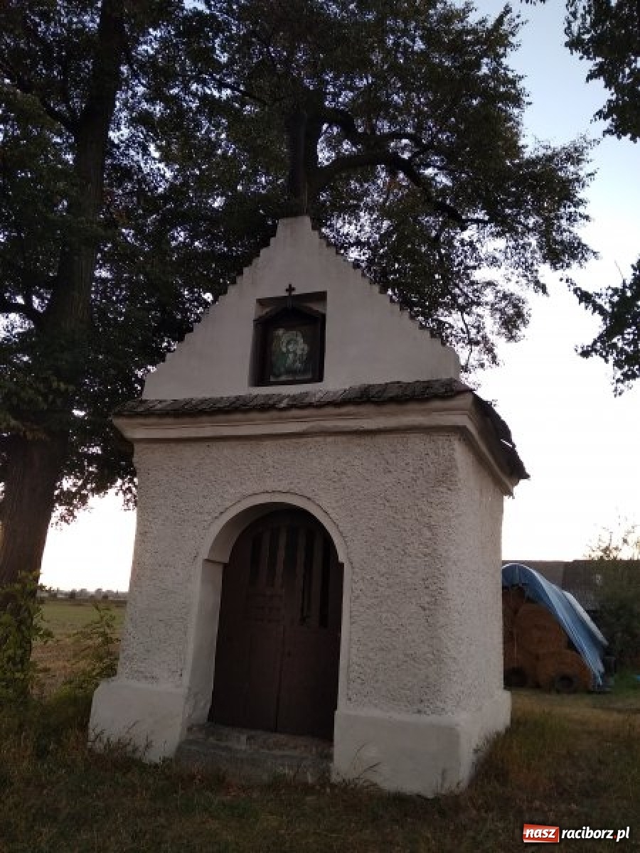 Zdjęcie w galerii na portalu naszraciborz.pl: Kapliczka na Grobli z nowym dachem. Miejsce upamiętnia powstańców wiadomości z regionu