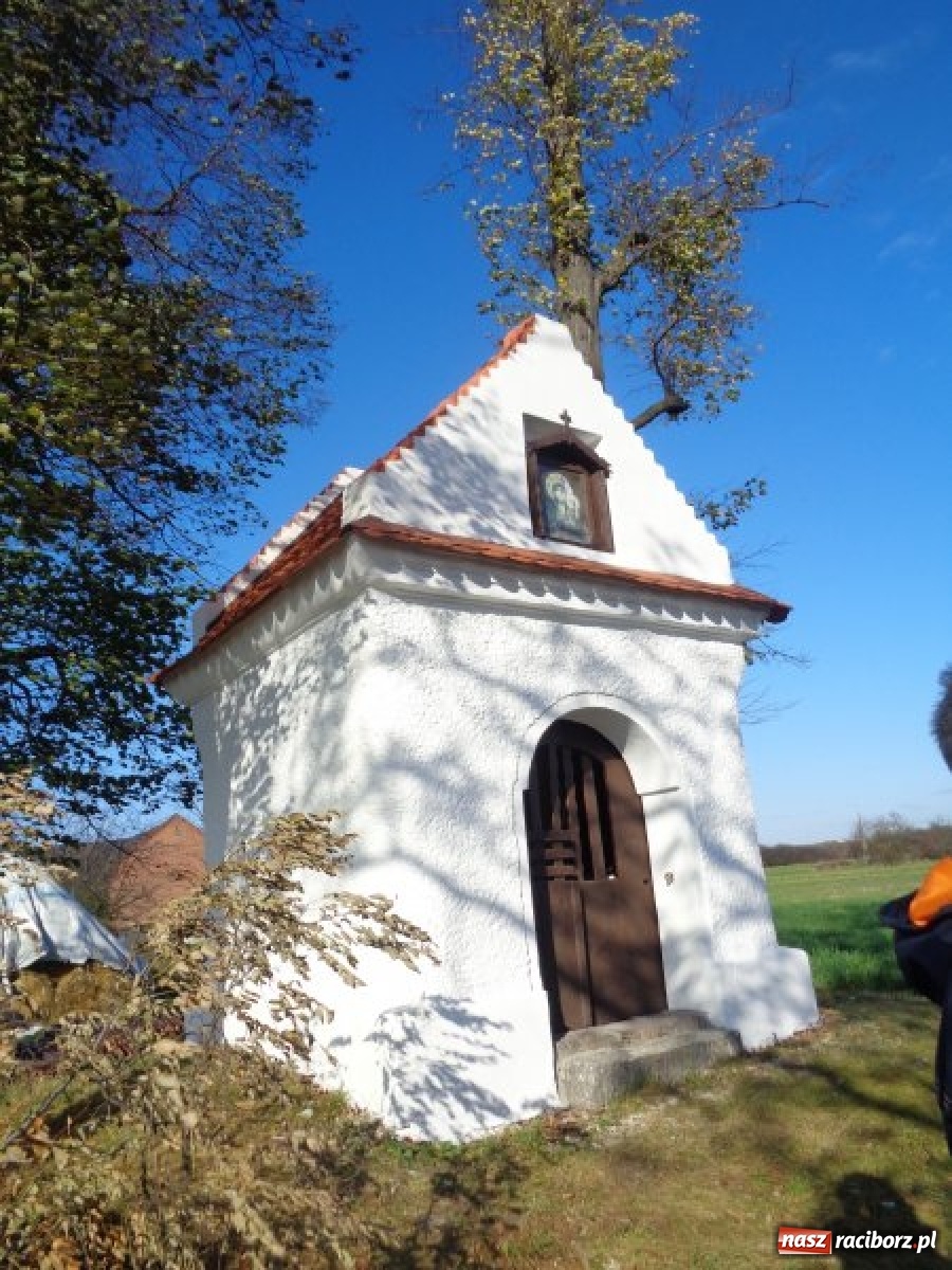 Zdjęcie w galerii na portalu naszraciborz.pl: Kapliczka na Grobli z nowym dachem. Miejsce upamiętnia powstańców wiadomości z regionu