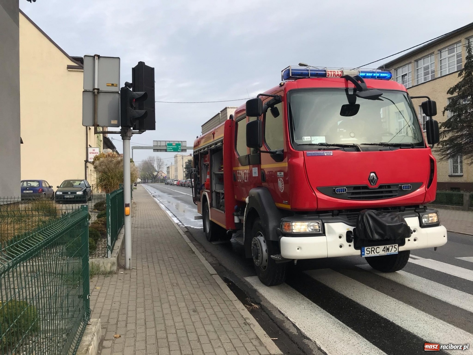 Zdjęcie w galerii na portalu naszraciborz.pl: Plama oleju w Raciborzu. Pożar przyczepy z ulami w Gamowie wiadomości z regionu