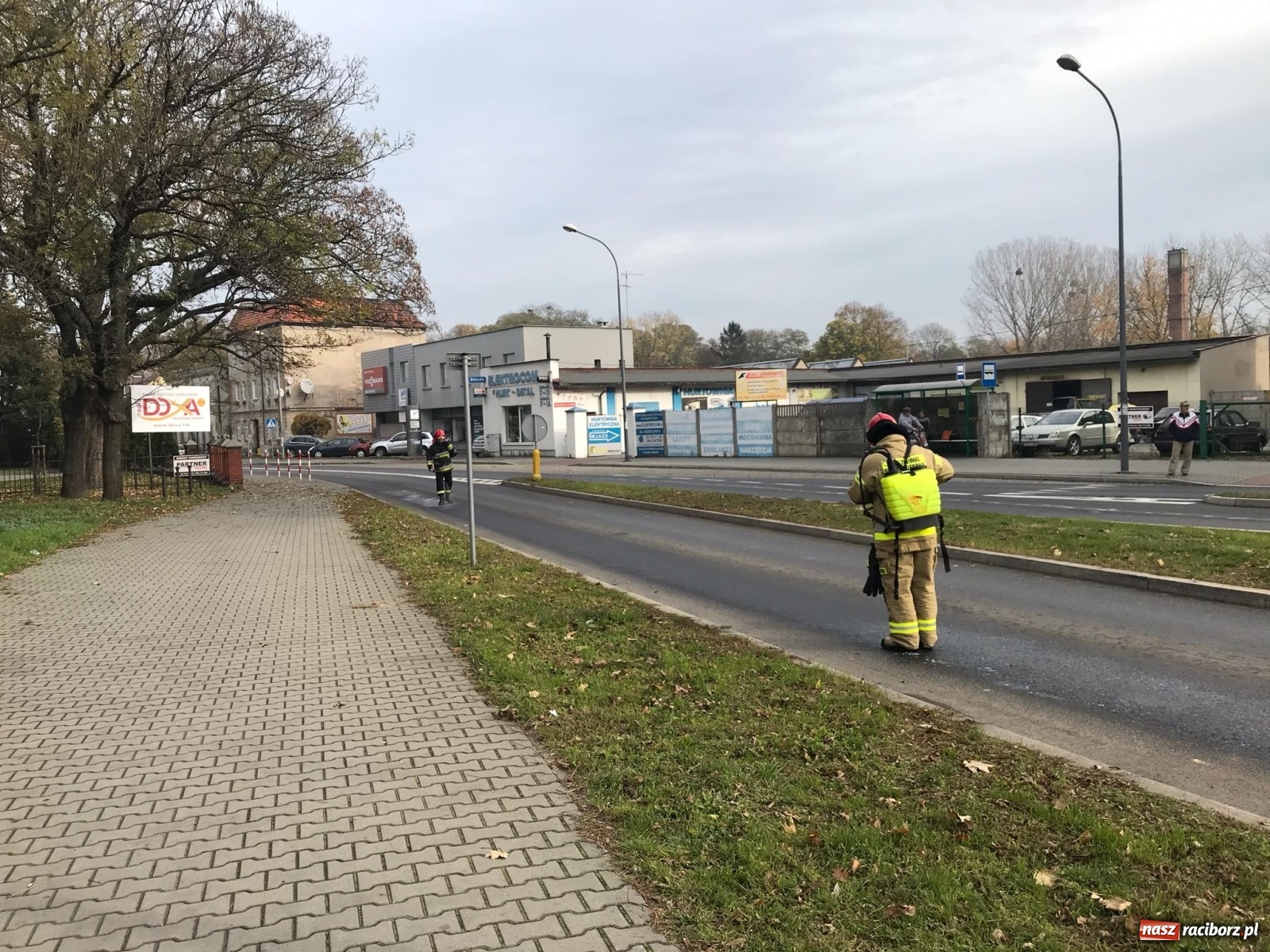 Zdjęcie w galerii na portalu naszraciborz.pl: Plama oleju w Raciborzu. Pożar przyczepy z ulami w Gamowie wiadomości z regionu