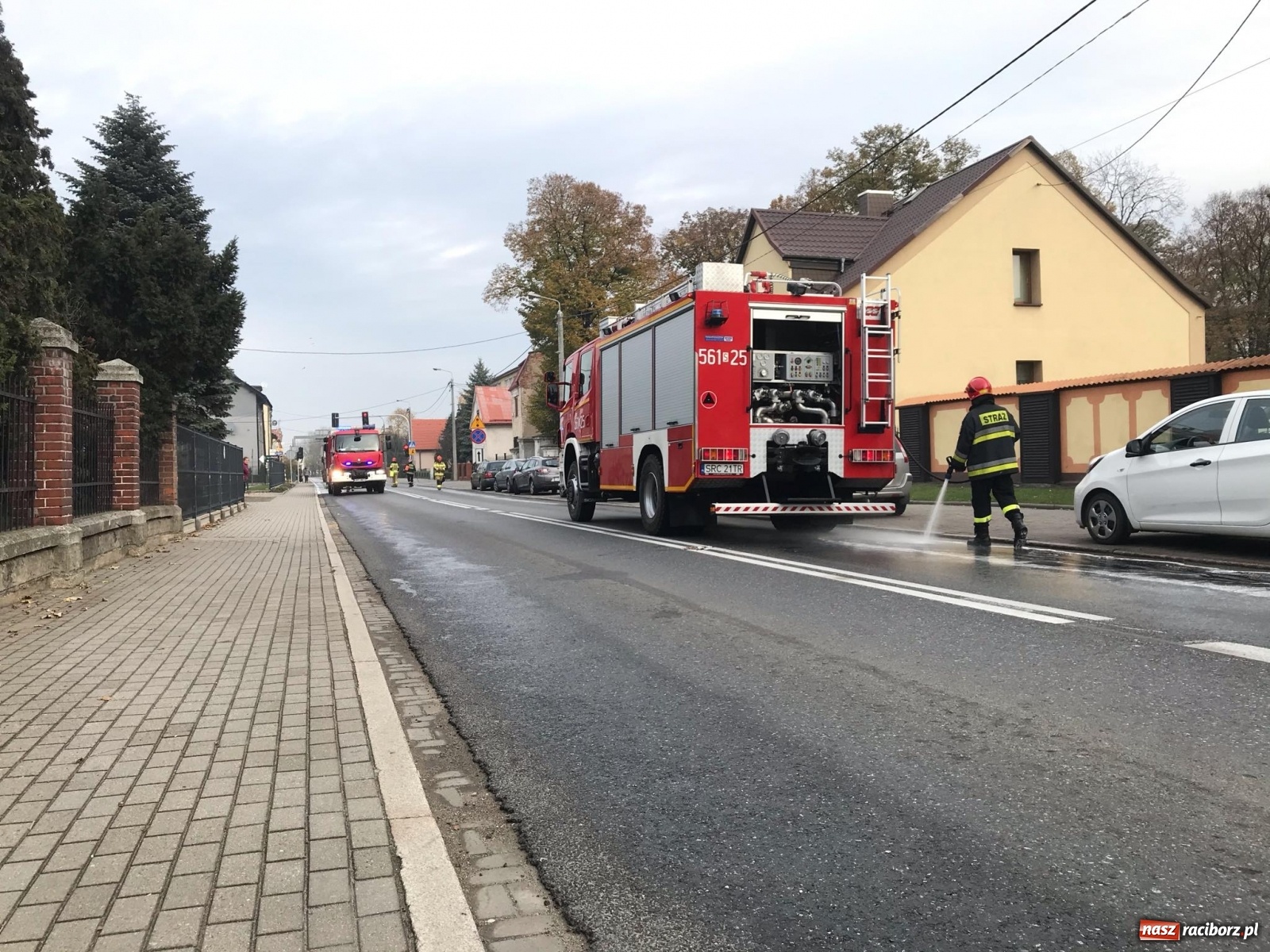 Zdjęcie w galerii na portalu naszraciborz.pl: Plama oleju w Raciborzu. Pożar przyczepy z ulami w Gamowie wiadomości z regionu
