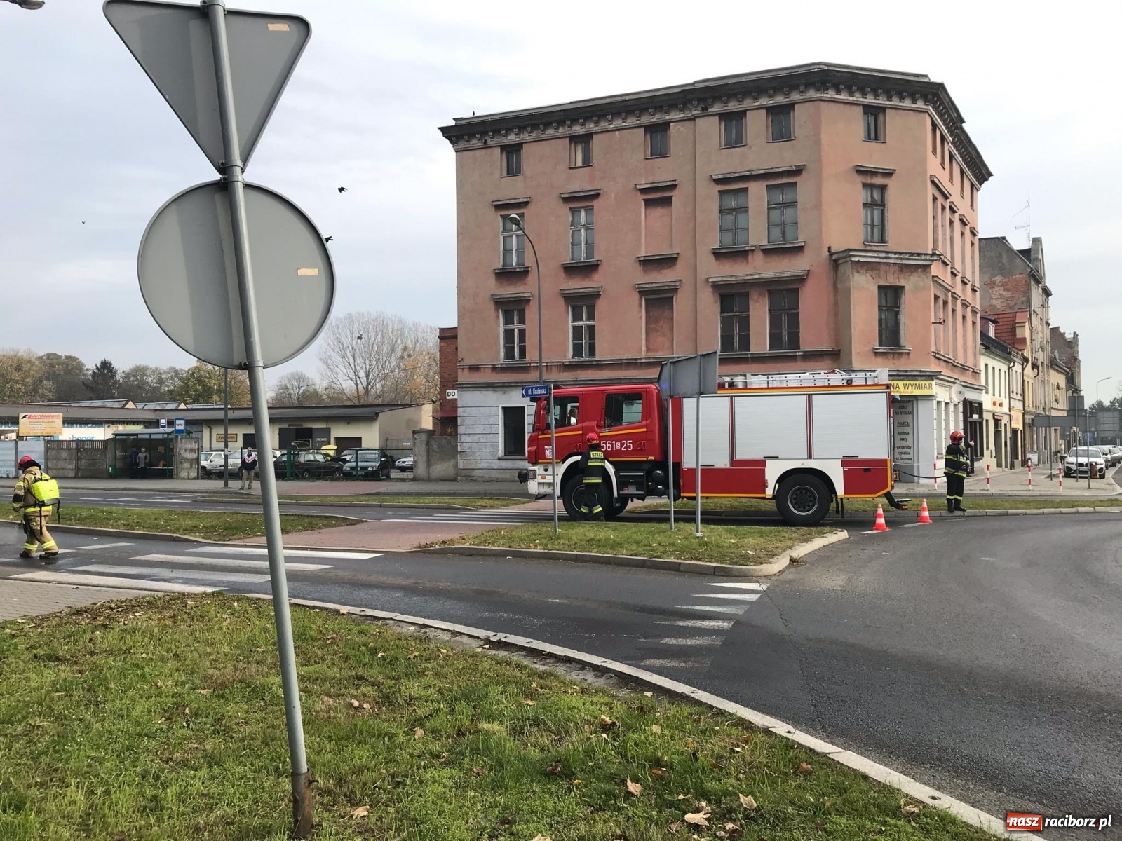Zdjęcie w galerii na portalu naszraciborz.pl: Plama oleju w Raciborzu. Pożar przyczepy z ulami w Gamowie wiadomości z regionu