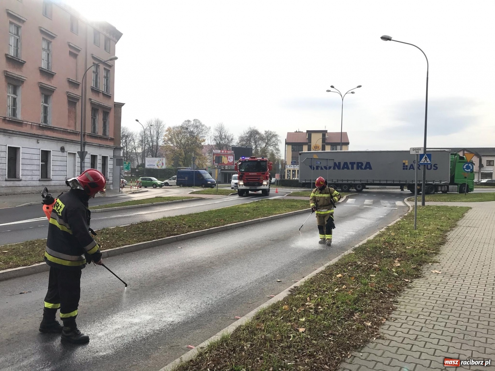 Zdjęcie w galerii na portalu naszraciborz.pl: Plama oleju w Raciborzu. Pożar przyczepy z ulami w Gamowie wiadomości z regionu