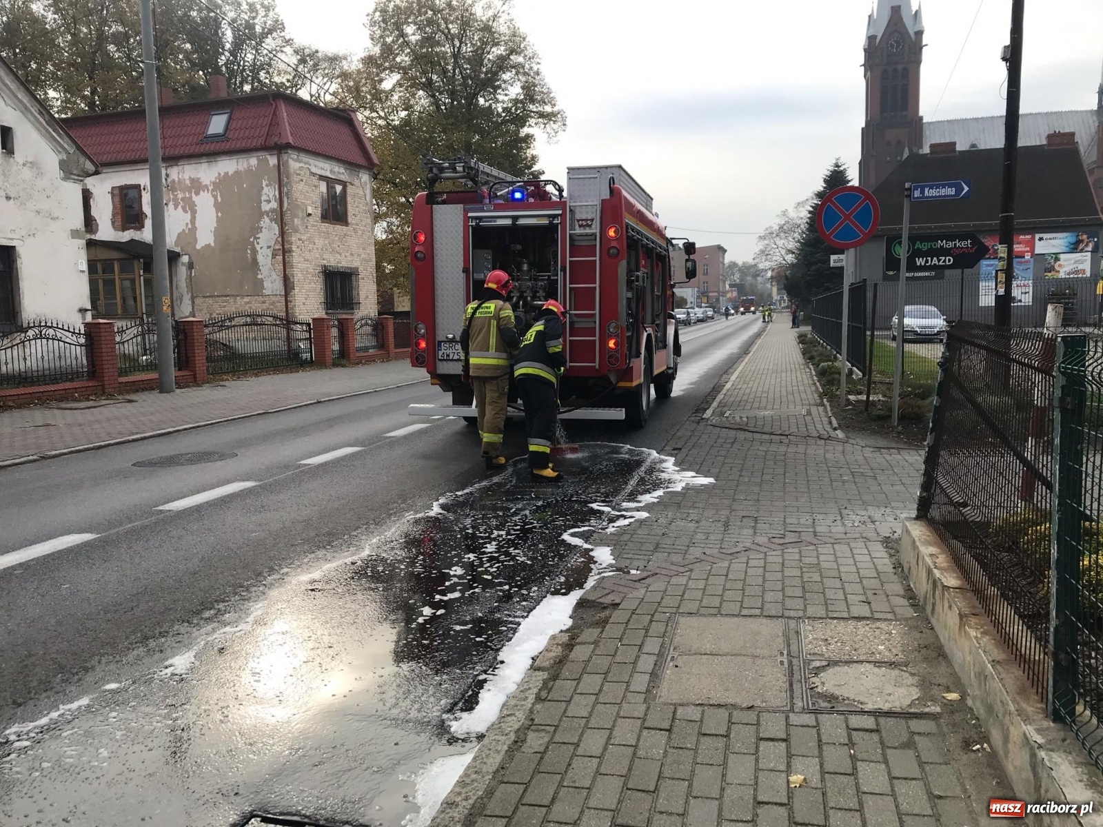 Zdjęcie w galerii na portalu naszraciborz.pl: Plama oleju w Raciborzu. Pożar przyczepy z ulami w Gamowie wiadomości z regionu