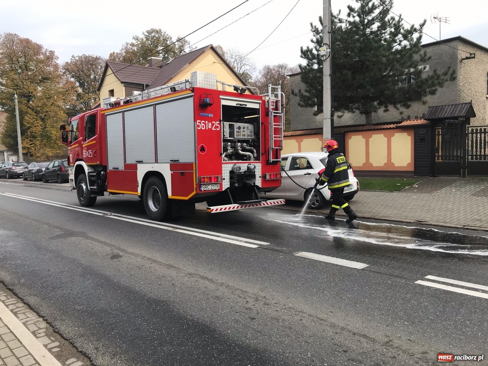 Zdjęcie w galerii na portalu naszraciborz.pl: Plama oleju w Raciborzu. Pożar przyczepy z ulami w Gamowie wiadomości z regionu