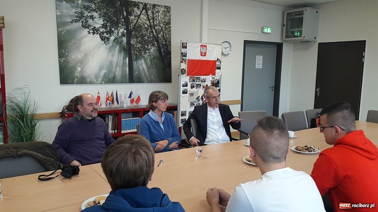 Zdjęcie w galerii na portalu naszraciborz.pl: Raciborzanie z wizytą w ZDF. Na żywo obserwowali realizację programu wiadomości z regionu