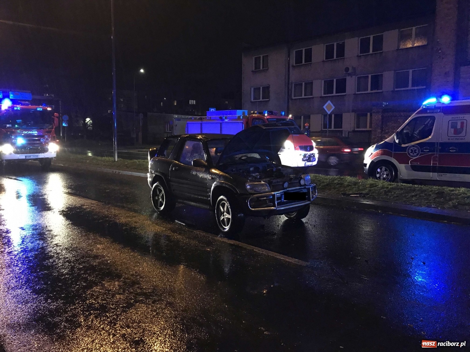 Zdjęcie w galerii na portalu naszraciborz.pl: Zderzenie trzech pojazdów na Odrostradzie wiadomości z regionu