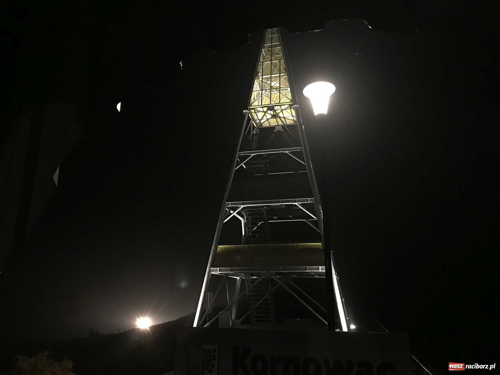 Zdjęcie w galerii na portalu naszraciborz.pl: Wieża widokowa w Pogrzebieniu ma oświetlenie  wiadomości z regionu