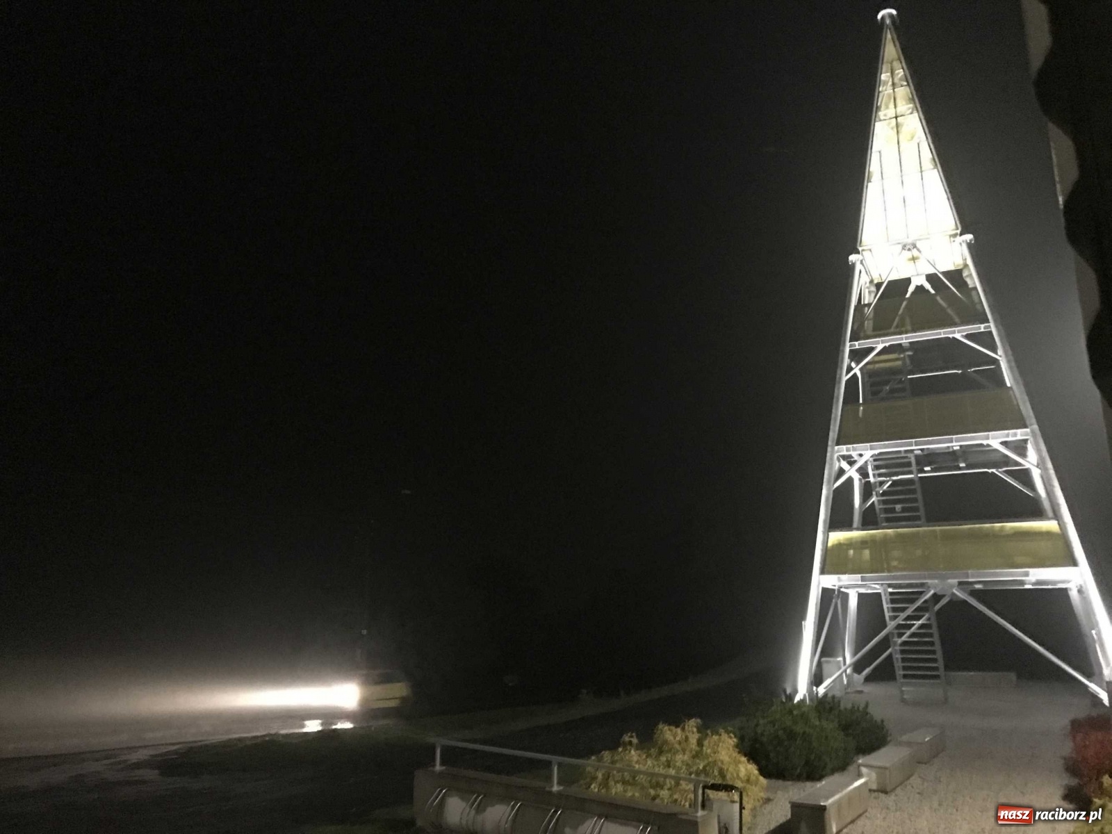 Zdjęcie w galerii na portalu naszraciborz.pl: Wieża widokowa w Pogrzebieniu ma oświetlenie  wiadomości z regionu