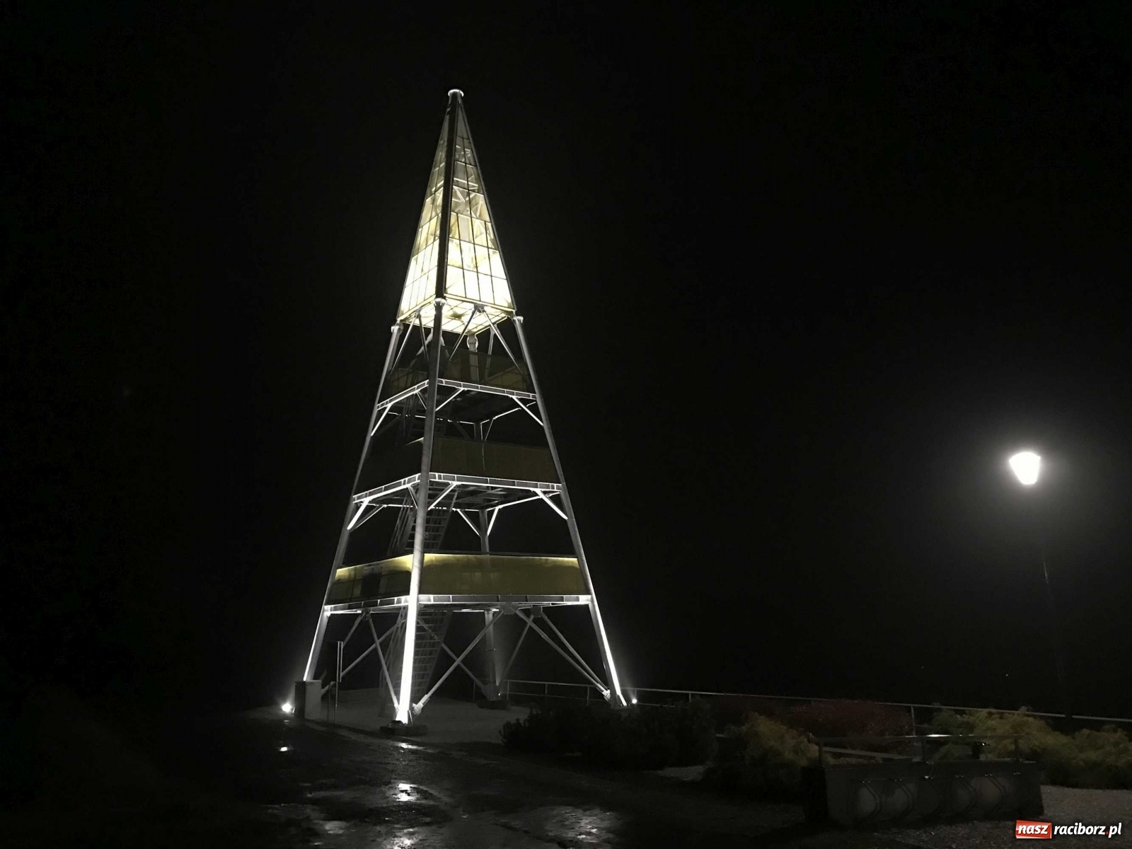Zdjęcie w galerii na portalu naszraciborz.pl: Wieża widokowa w Pogrzebieniu ma oświetlenie  wiadomości z regionu