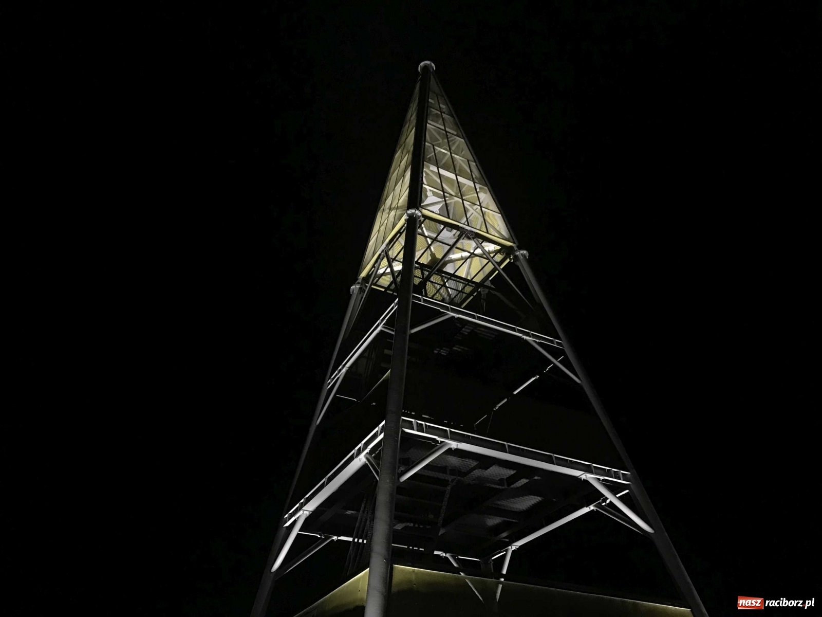 Zdjęcie w galerii na portalu naszraciborz.pl: Wieża widokowa w Pogrzebieniu ma oświetlenie  wiadomości z regionu