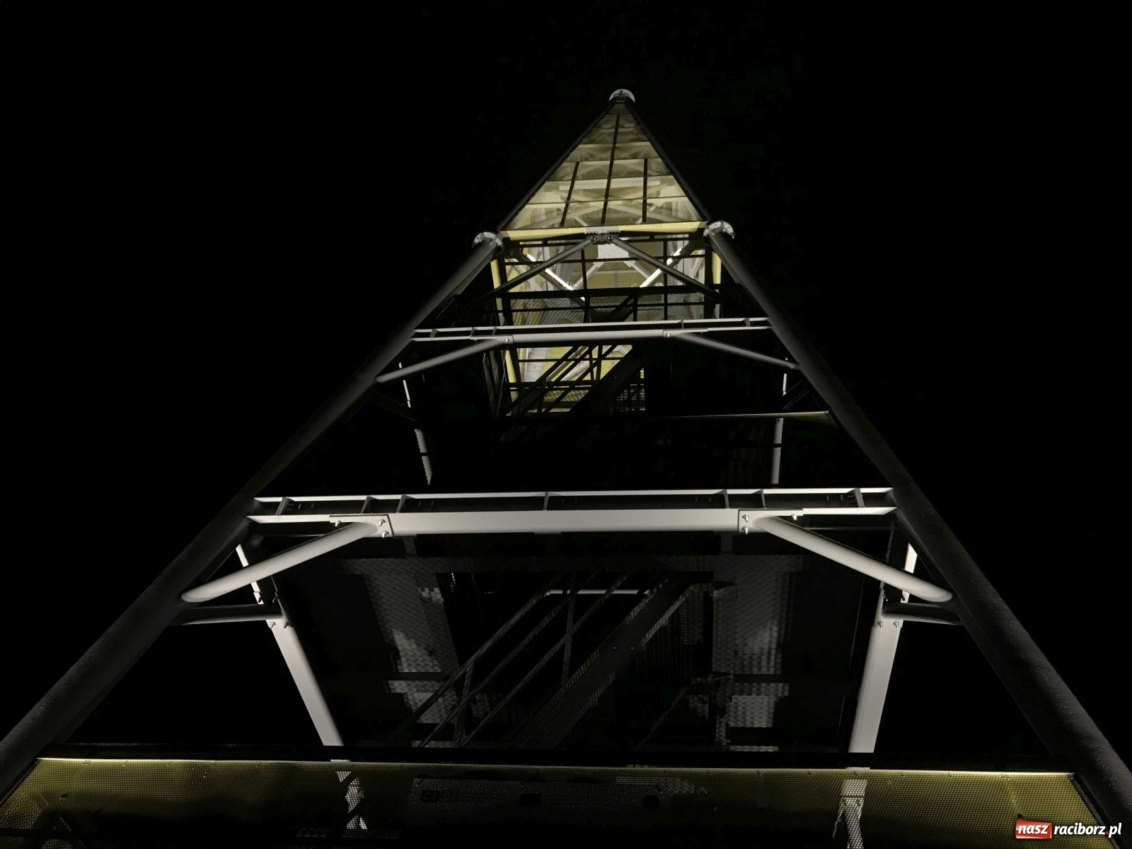 Zdjęcie w galerii na portalu naszraciborz.pl: Wieża widokowa w Pogrzebieniu ma oświetlenie  wiadomości z regionu