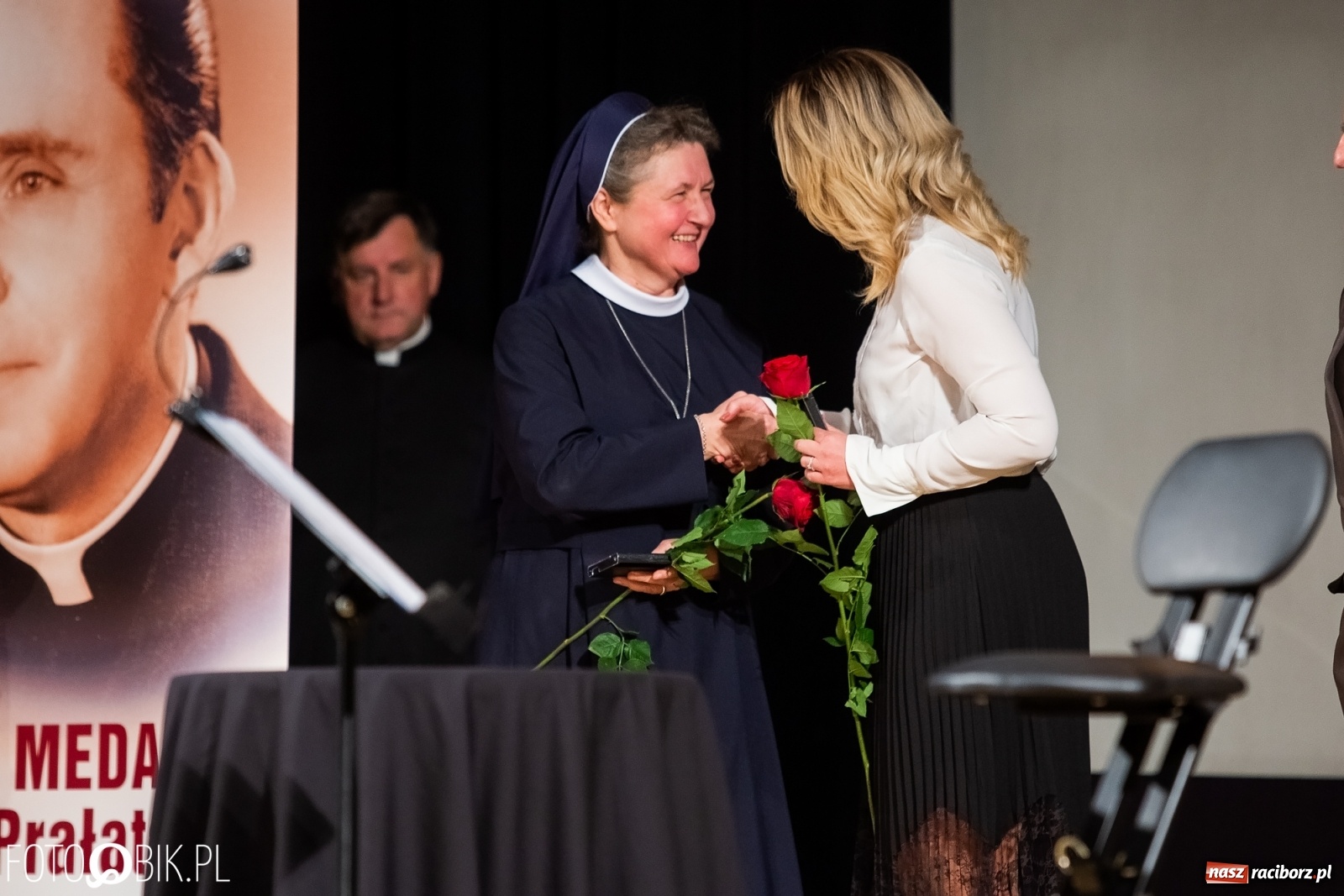 Zdjęcie w galerii na portalu naszraciborz.pl: Wręczono kolejne medale ks. Stefana Pieczki wiadomości z regionu