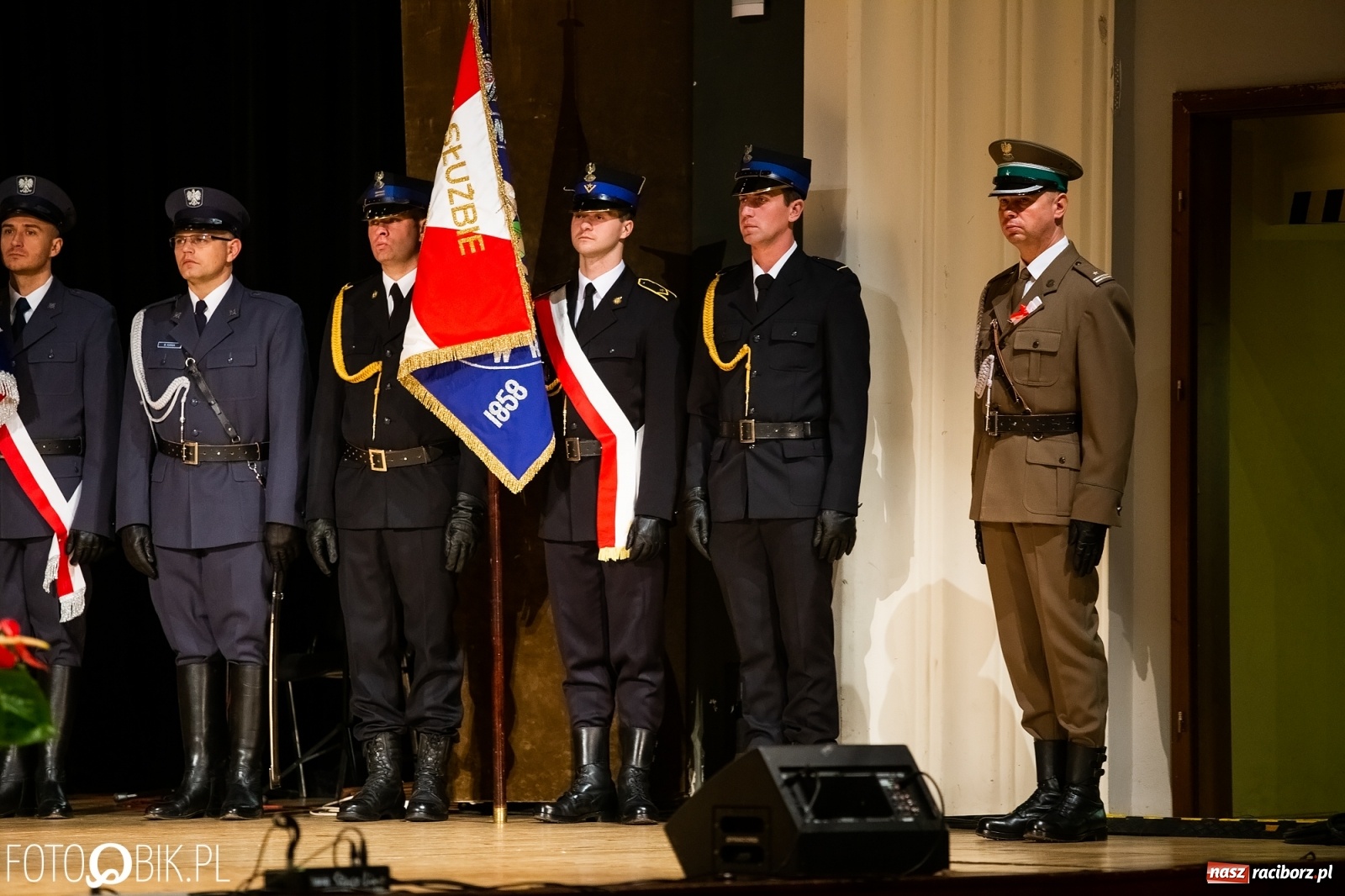 Zdjęcie w galerii na portalu naszraciborz.pl: Uroczysty apel z okazji Narodowego Święta Niepodległości i Dnia Służby Cywilnej wiadomości z regionu