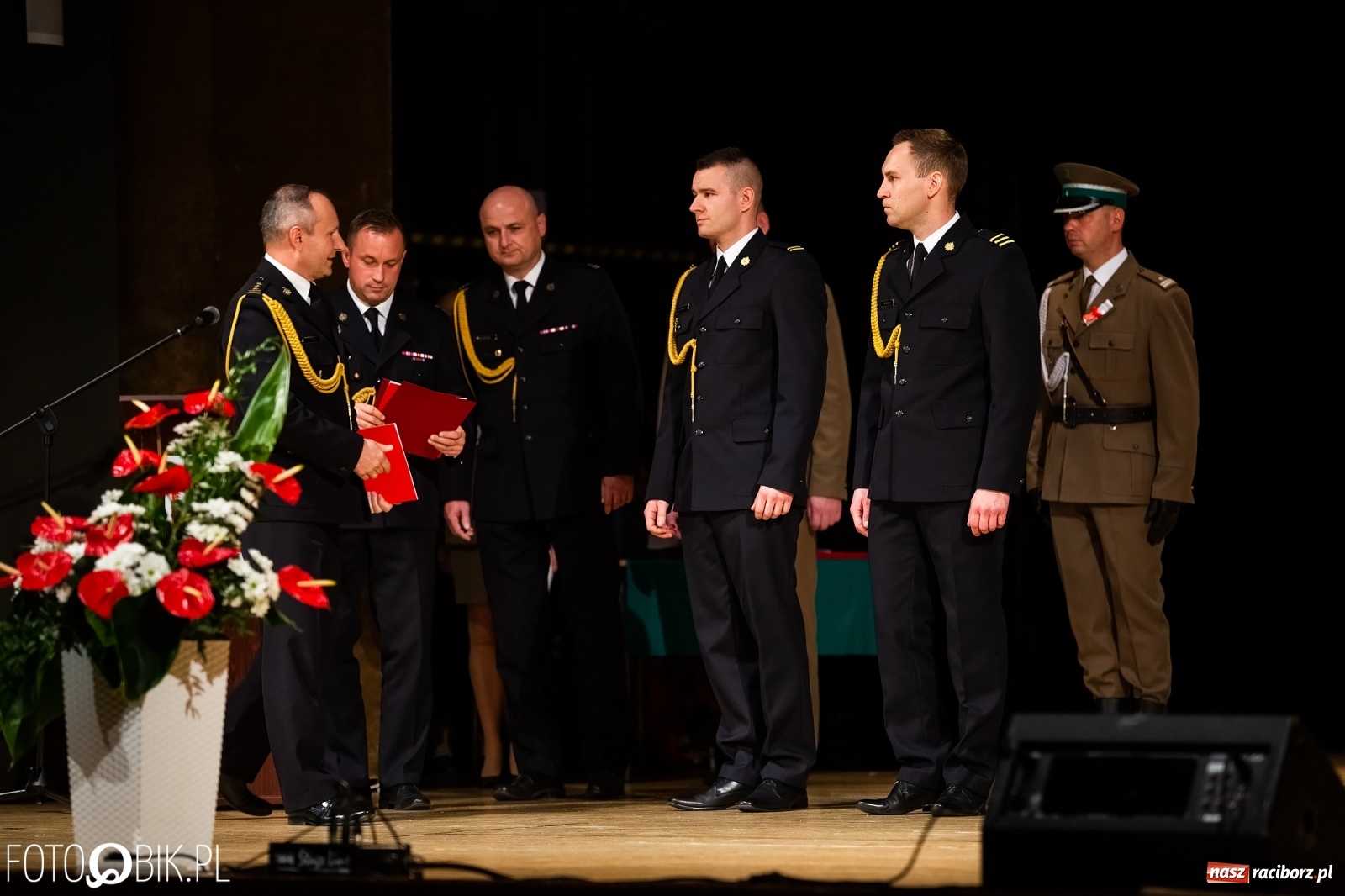 Zdjęcie w galerii na portalu naszraciborz.pl: Uroczysty apel z okazji Narodowego Święta Niepodległości i Dnia Służby Cywilnej wiadomości z regionu
