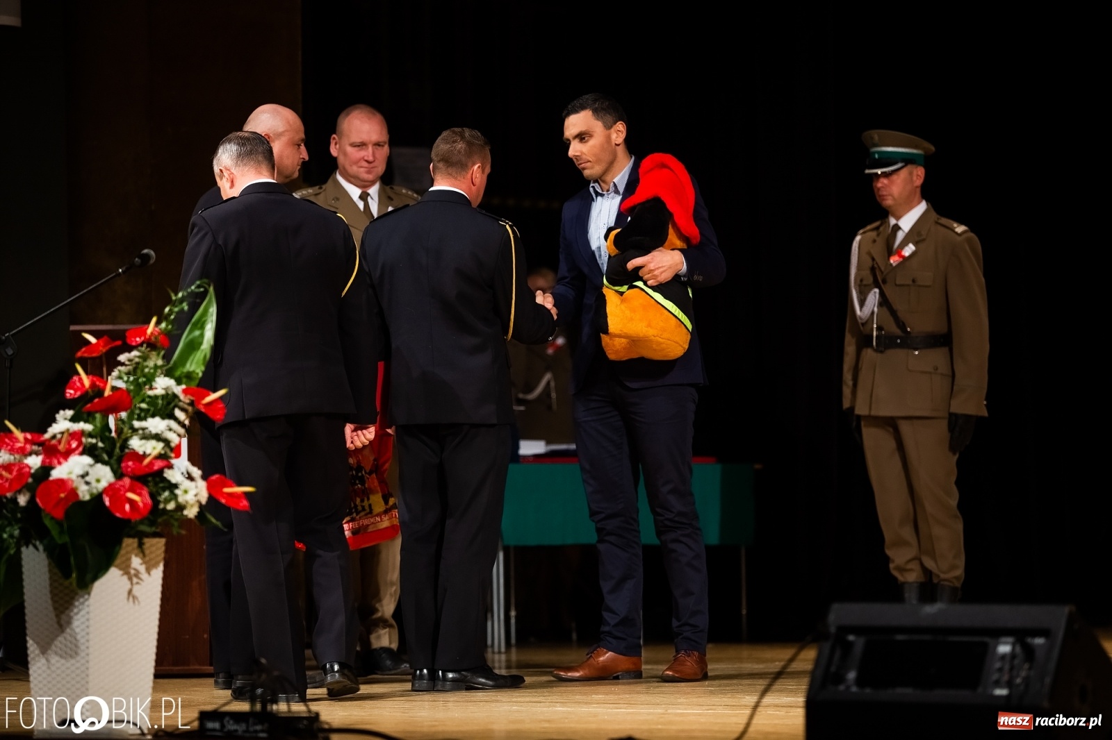 Zdjęcie w galerii na portalu naszraciborz.pl: Uroczysty apel z okazji Narodowego Święta Niepodległości i Dnia Służby Cywilnej wiadomości z regionu