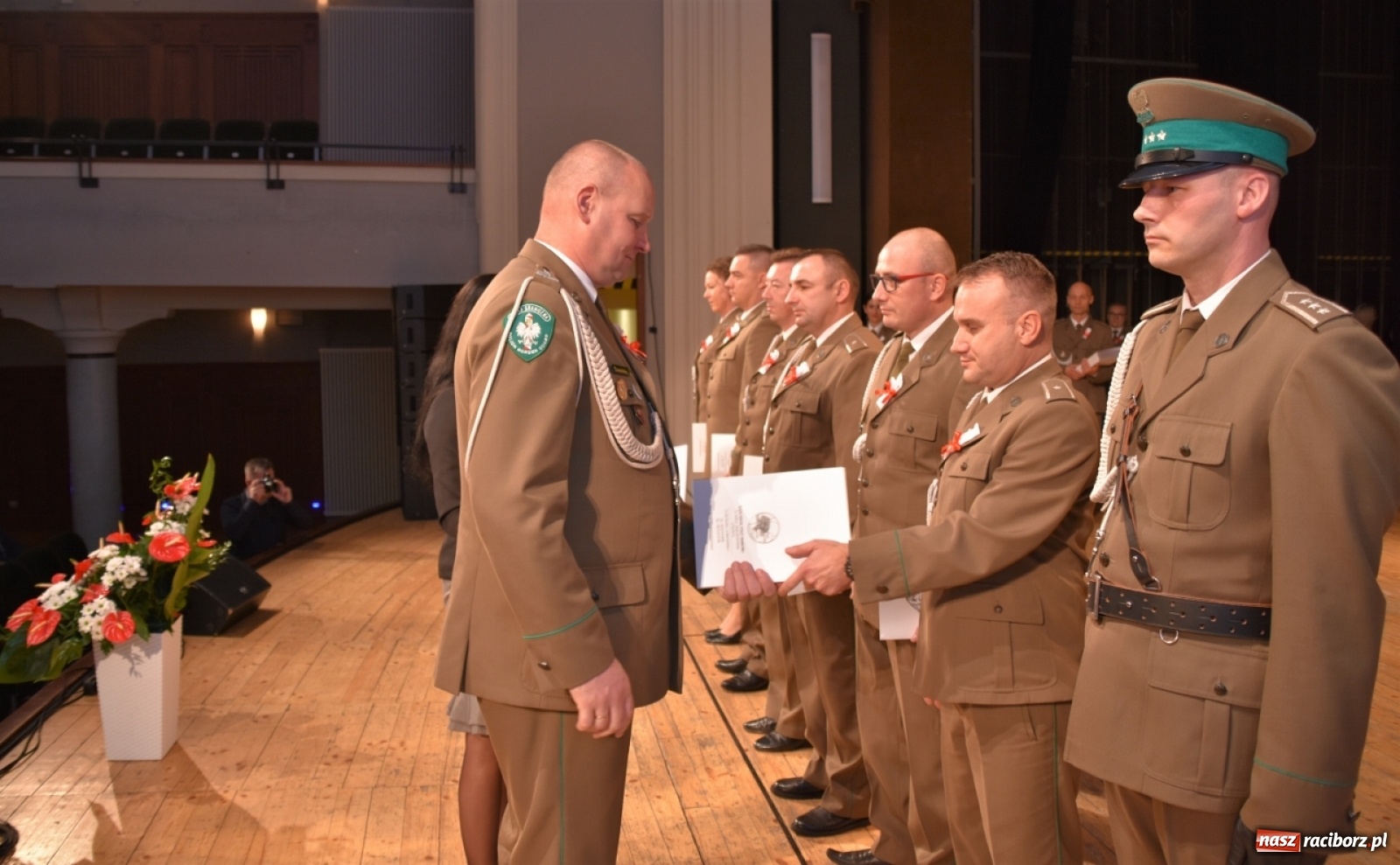Zdjęcie w galerii na portalu naszraciborz.pl: Uroczysty apel z okazji Narodowego Święta Niepodległości i Dnia Służby Cywilnej wiadomości z regionu