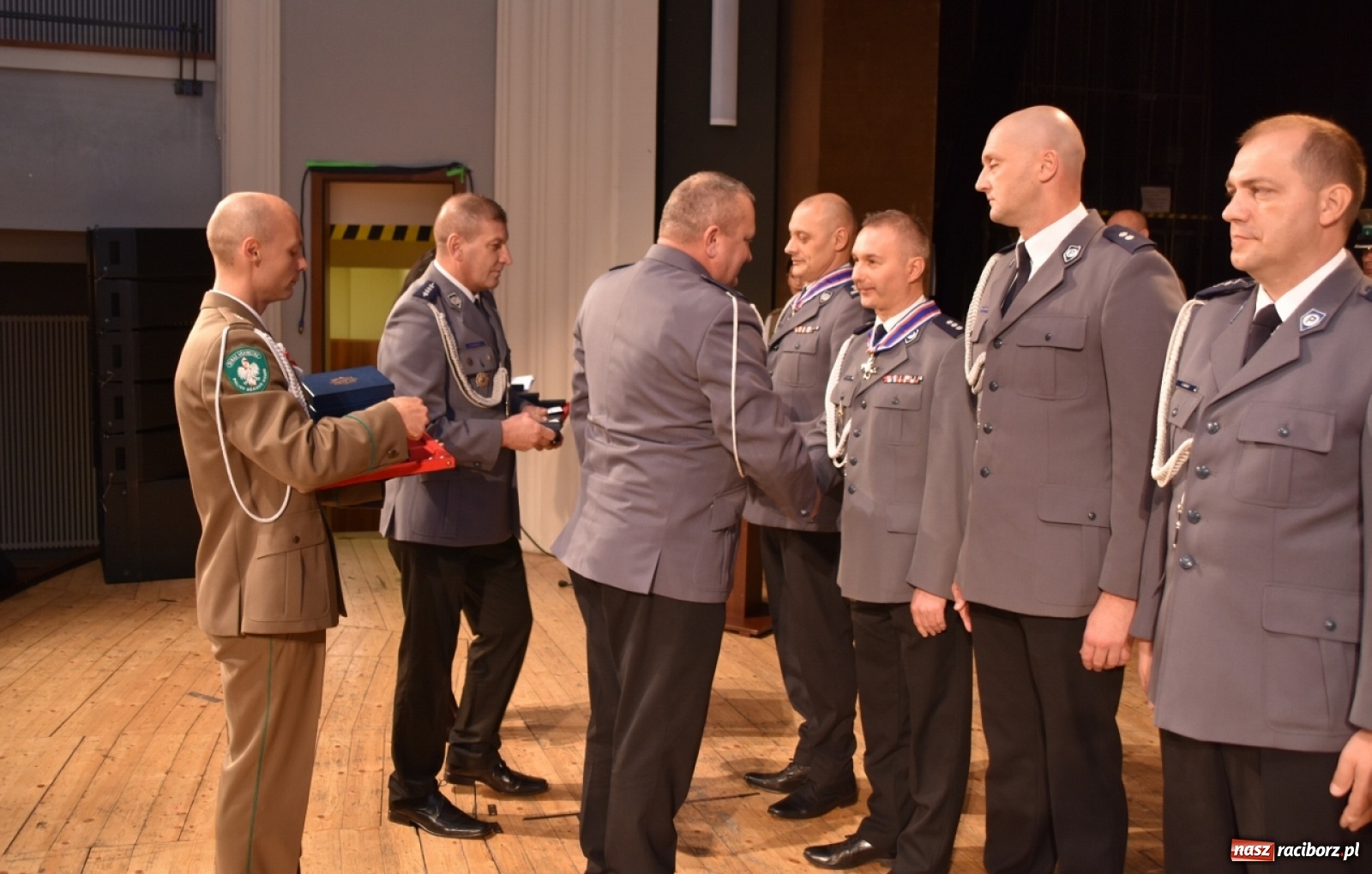 Zdjęcie w galerii na portalu naszraciborz.pl: Uroczysty apel z okazji Narodowego Święta Niepodległości i Dnia Służby Cywilnej wiadomości z regionu