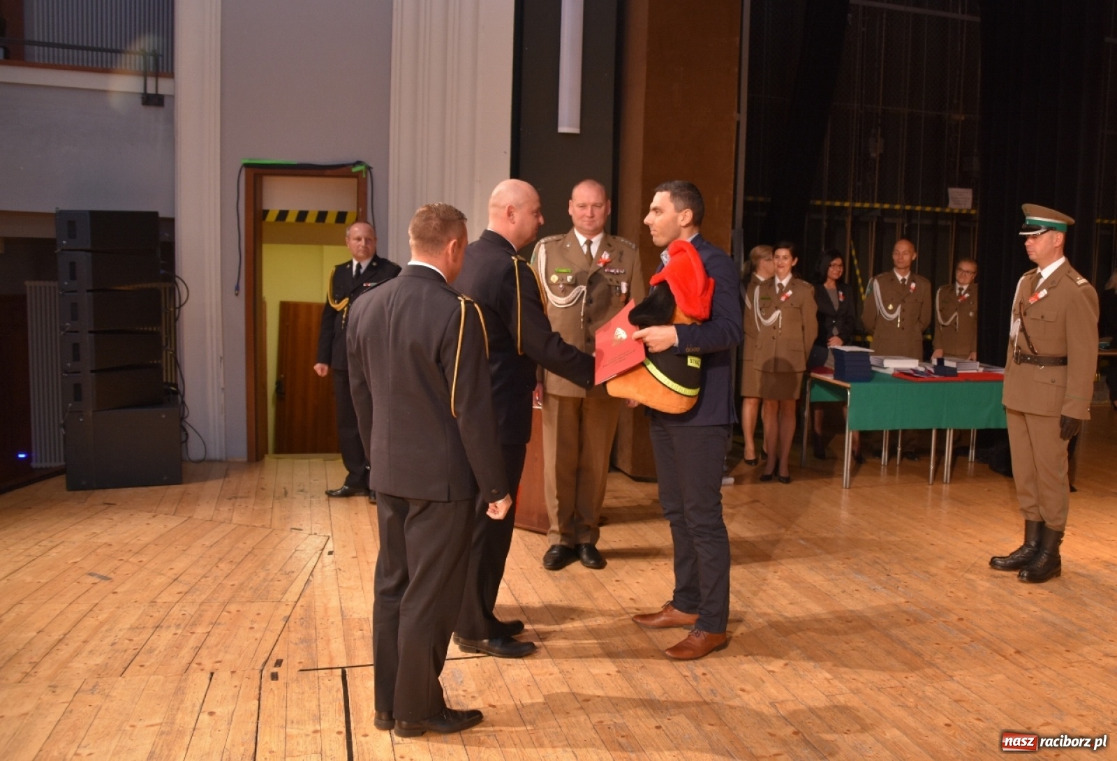 Zdjęcie w galerii na portalu naszraciborz.pl: Uroczysty apel z okazji Narodowego Święta Niepodległości i Dnia Służby Cywilnej wiadomości z regionu