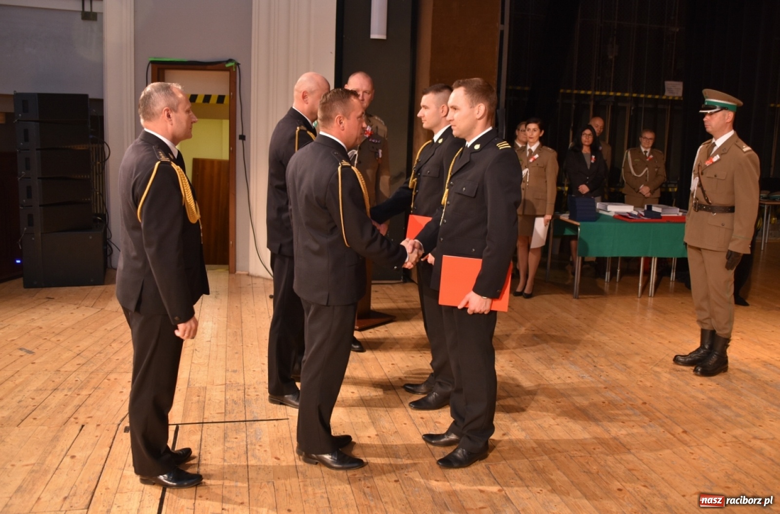 Zdjęcie w galerii na portalu naszraciborz.pl: Uroczysty apel z okazji Narodowego Święta Niepodległości i Dnia Służby Cywilnej wiadomości z regionu