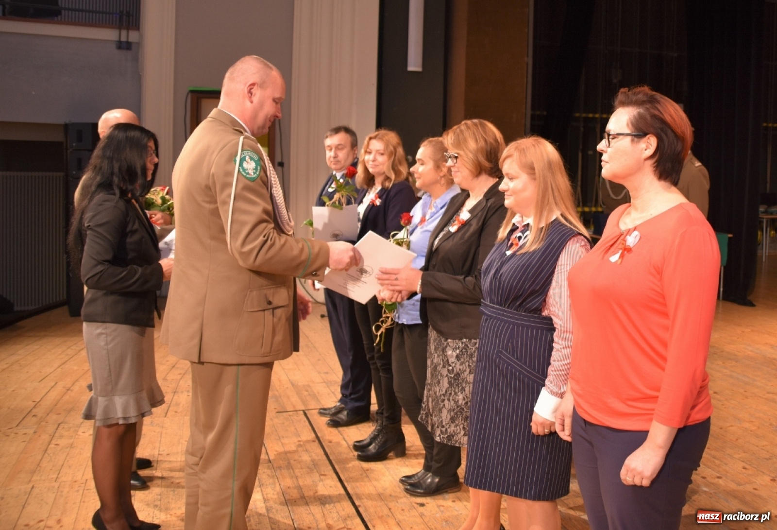 Zdjęcie w galerii na portalu naszraciborz.pl: Uroczysty apel z okazji Narodowego Święta Niepodległości i Dnia Służby Cywilnej wiadomości z regionu