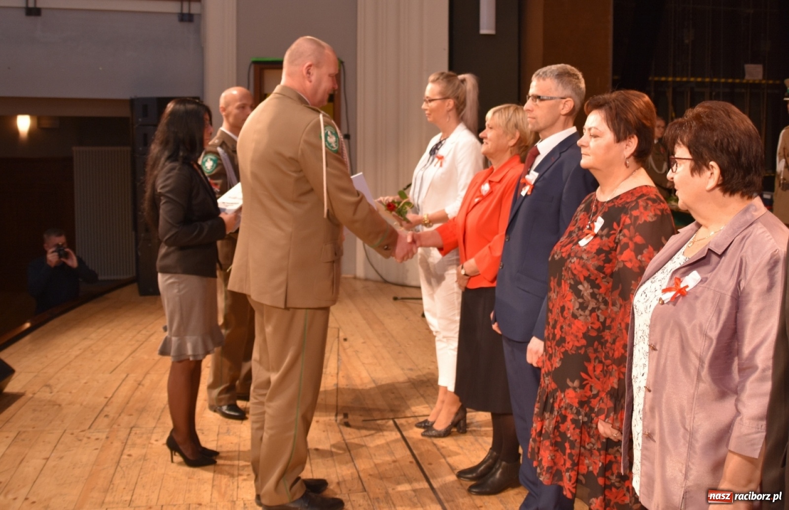 Zdjęcie w galerii na portalu naszraciborz.pl: Uroczysty apel z okazji Narodowego Święta Niepodległości i Dnia Służby Cywilnej wiadomości z regionu