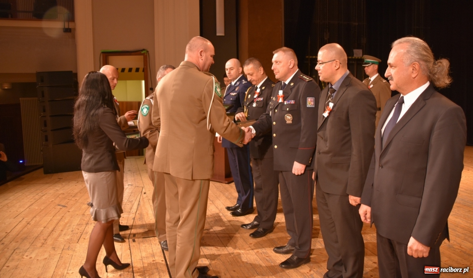 Zdjęcie w galerii na portalu naszraciborz.pl: Uroczysty apel z okazji Narodowego Święta Niepodległości i Dnia Służby Cywilnej wiadomości z regionu