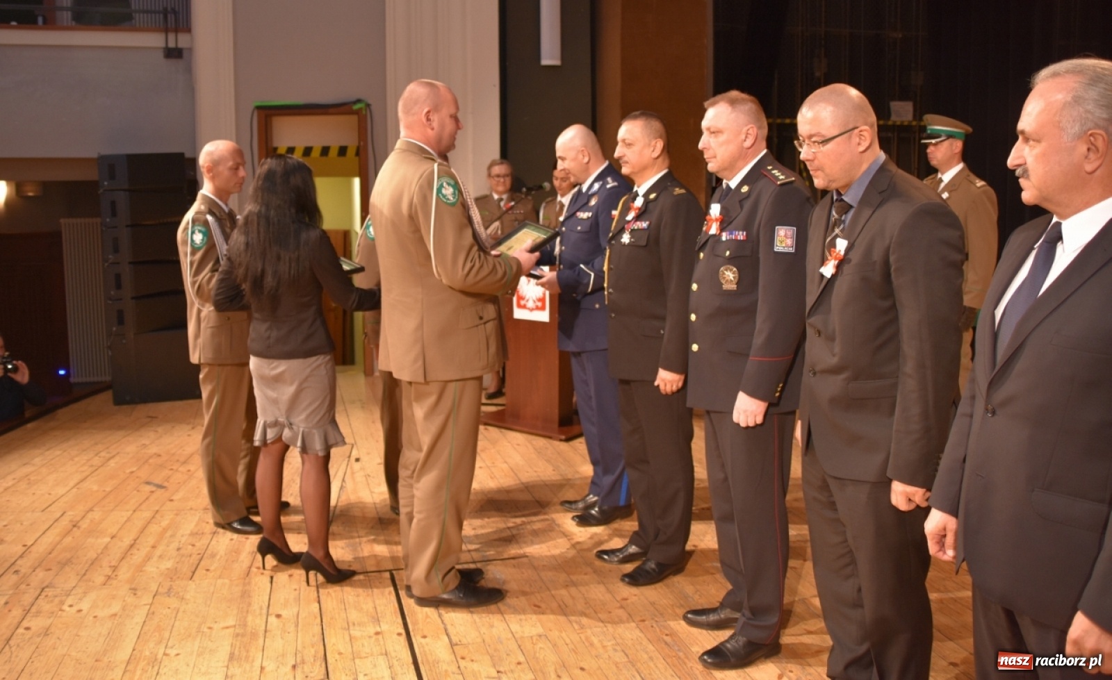 Zdjęcie w galerii na portalu naszraciborz.pl: Uroczysty apel z okazji Narodowego Święta Niepodległości i Dnia Służby Cywilnej wiadomości z regionu