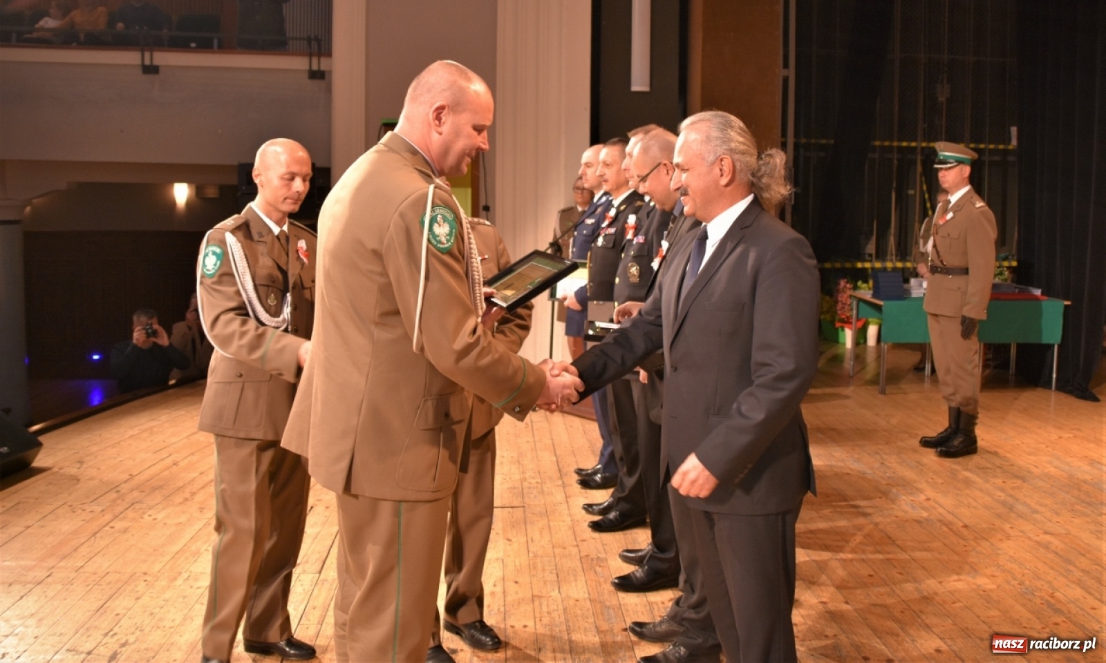 Zdjęcie w galerii na portalu naszraciborz.pl: Uroczysty apel z okazji Narodowego Święta Niepodległości i Dnia Służby Cywilnej wiadomości z regionu