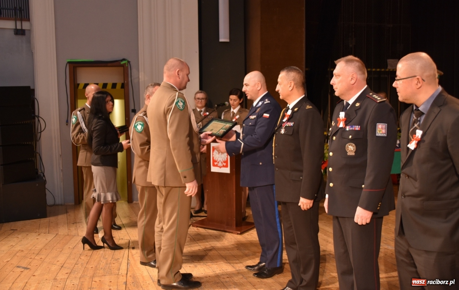 Zdjęcie w galerii na portalu naszraciborz.pl: Uroczysty apel z okazji Narodowego Święta Niepodległości i Dnia Służby Cywilnej wiadomości z regionu