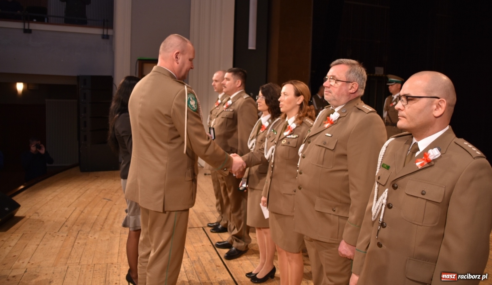 Zdjęcie w galerii na portalu naszraciborz.pl: Uroczysty apel z okazji Narodowego Święta Niepodległości i Dnia Służby Cywilnej wiadomości z regionu