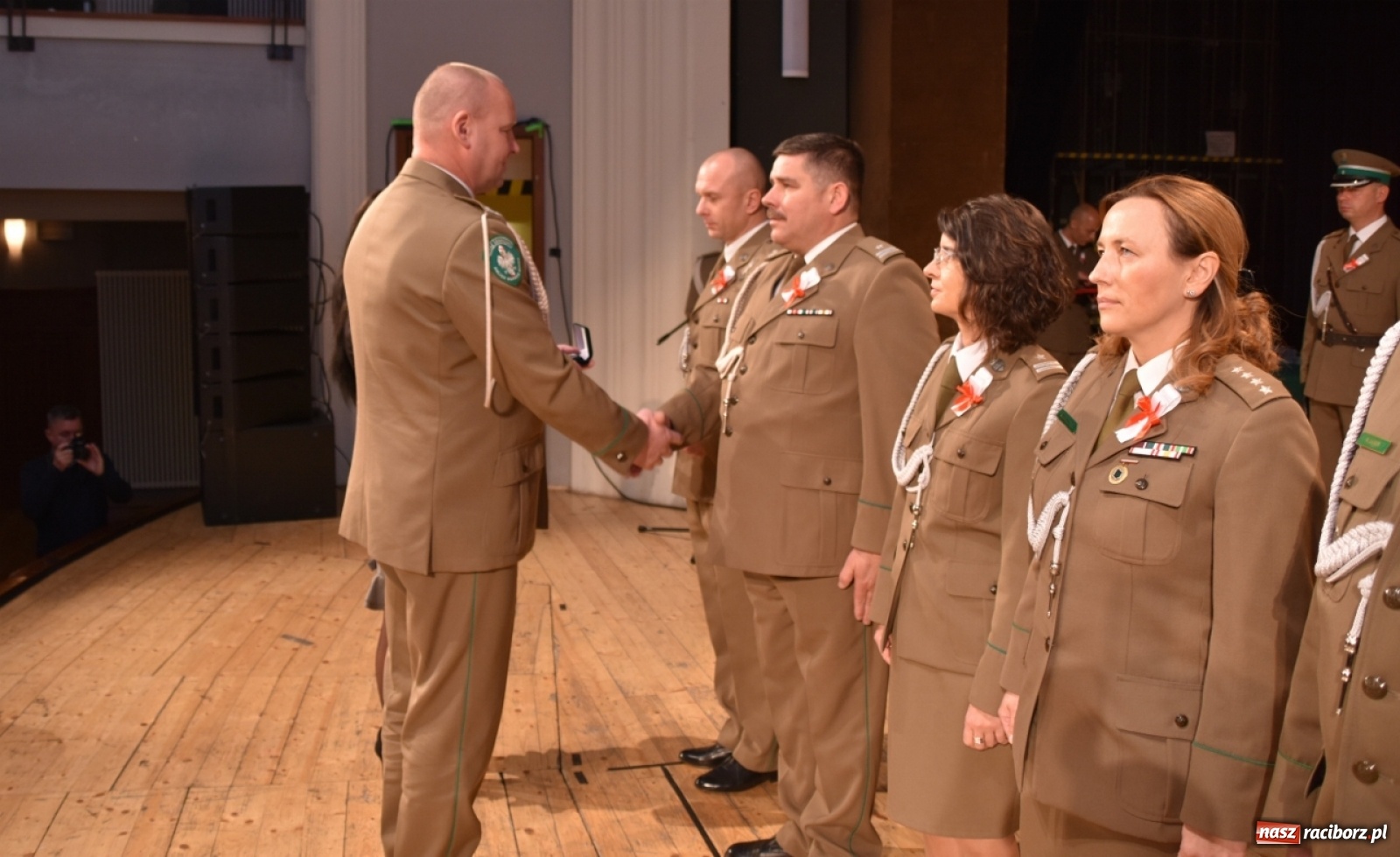 Zdjęcie w galerii na portalu naszraciborz.pl: Uroczysty apel z okazji Narodowego Święta Niepodległości i Dnia Służby Cywilnej wiadomości z regionu