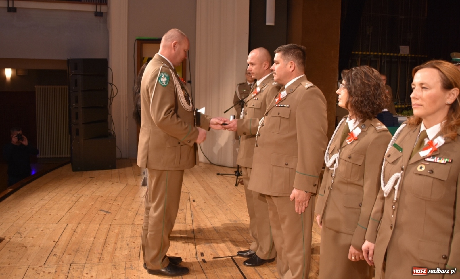 Zdjęcie w galerii na portalu naszraciborz.pl: Uroczysty apel z okazji Narodowego Święta Niepodległości i Dnia Służby Cywilnej wiadomości z regionu