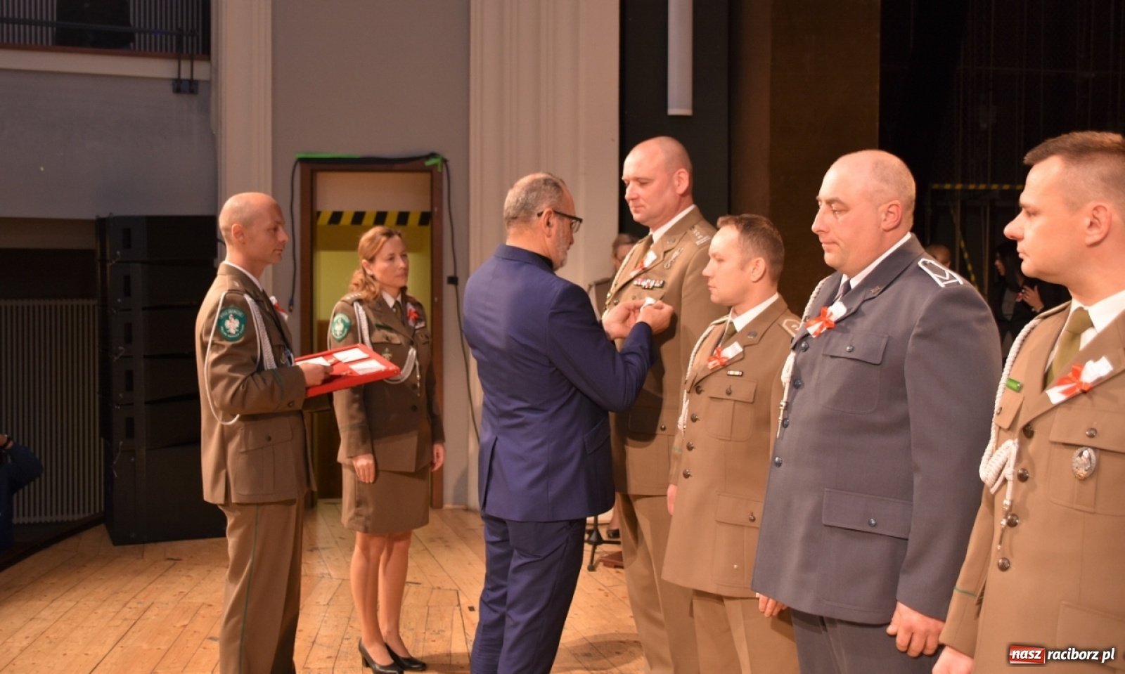 Zdjęcie w galerii na portalu naszraciborz.pl: Uroczysty apel z okazji Narodowego Święta Niepodległości i Dnia Służby Cywilnej wiadomości z regionu