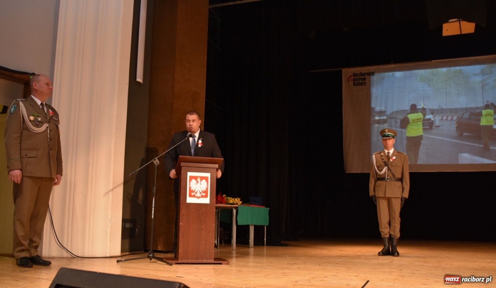 Zdjęcie w galerii na portalu naszraciborz.pl: Uroczysty apel z okazji Narodowego Święta Niepodległości i Dnia Służby Cywilnej wiadomości z regionu