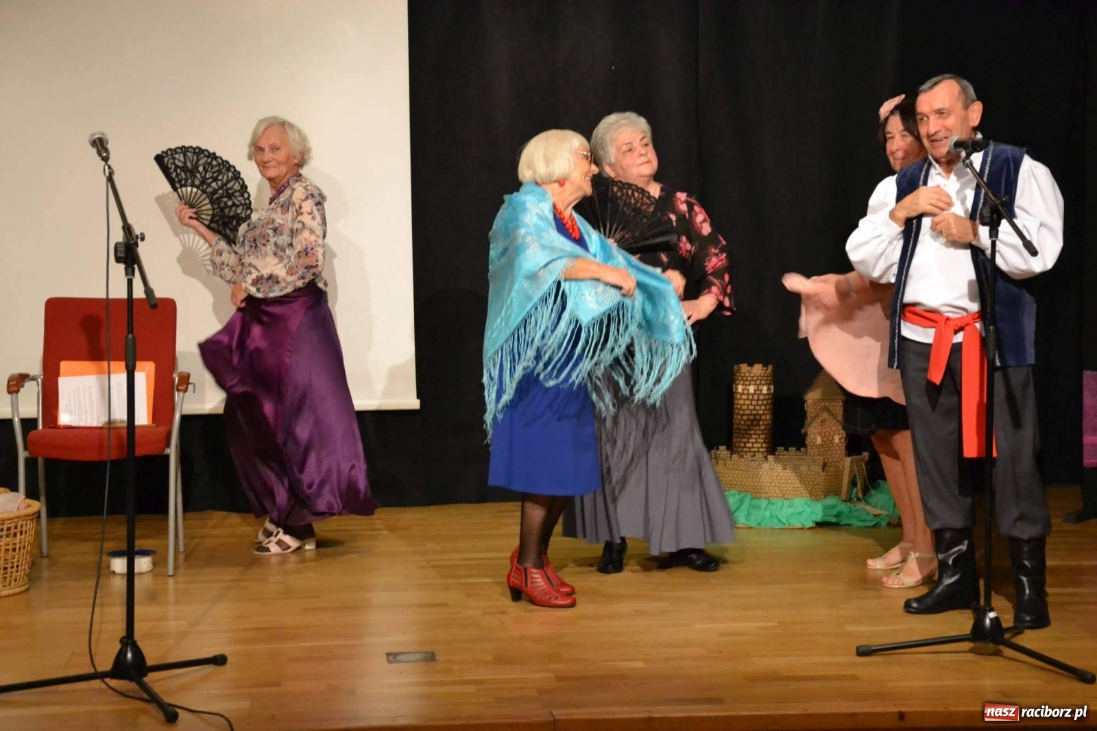 Zdjęcie w galerii na portalu naszraciborz.pl: Zatańcz z seniorem. Potańcówka na zamku za nami wiadomości z regionu