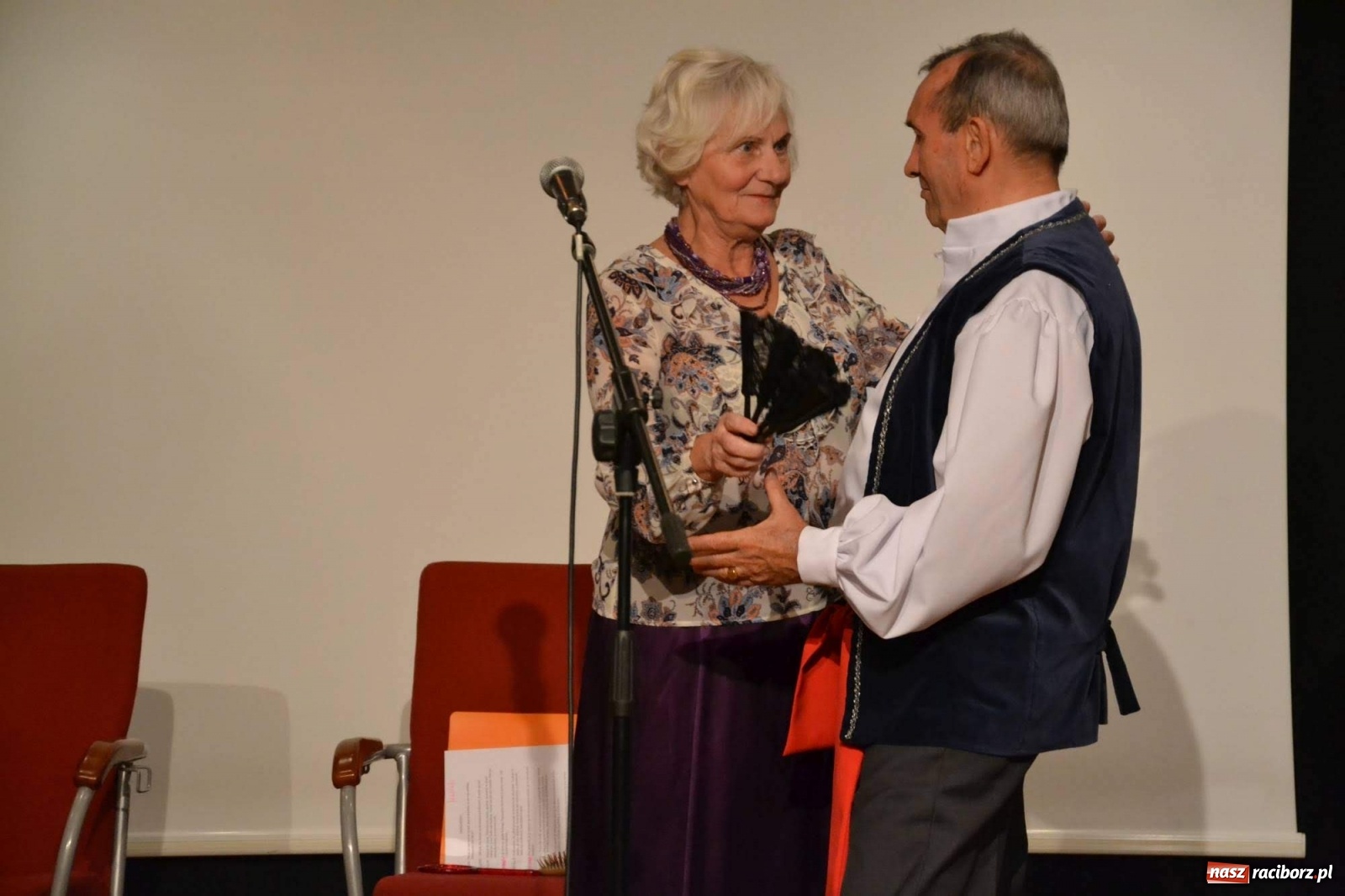 Zdjęcie w galerii na portalu naszraciborz.pl: Zatańcz z seniorem. Potańcówka na zamku za nami wiadomości z regionu