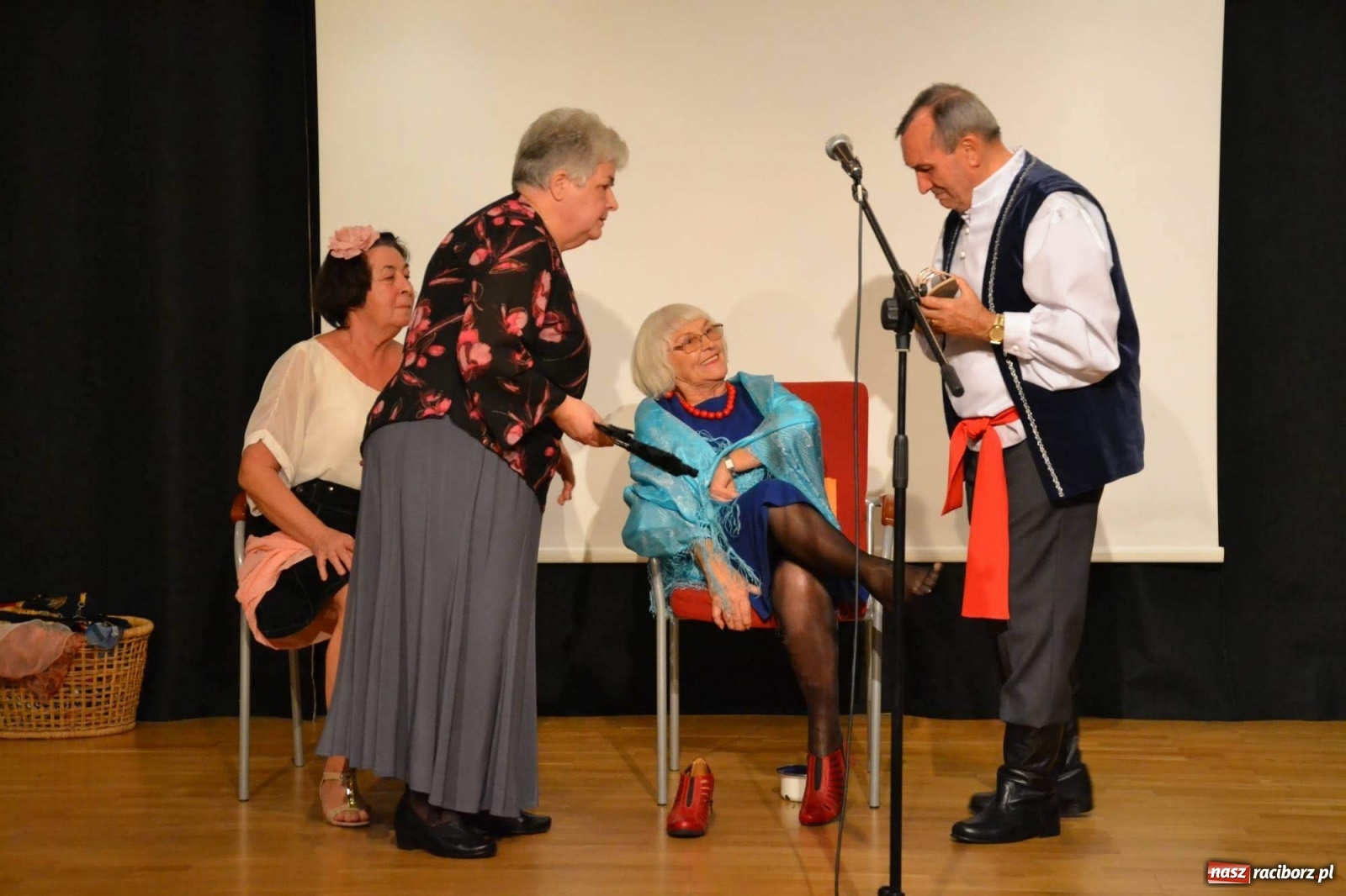 Zdjęcie w galerii na portalu naszraciborz.pl: Zatańcz z seniorem. Potańcówka na zamku za nami wiadomości z regionu