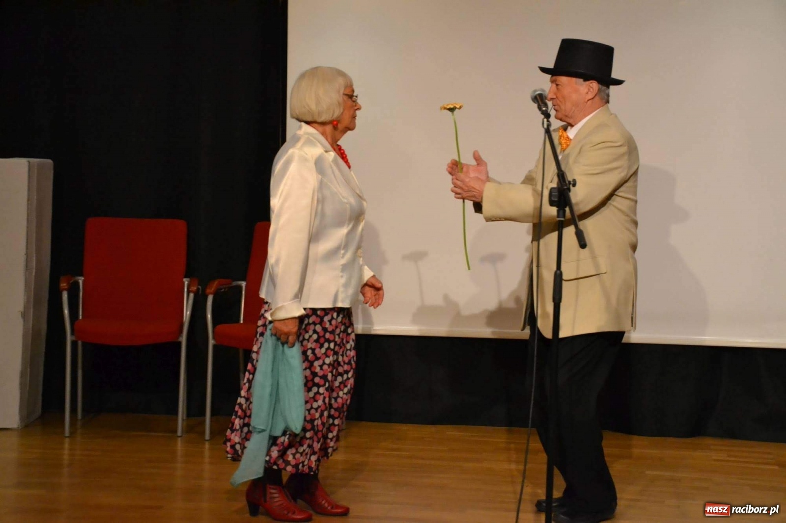 Zdjęcie w galerii na portalu naszraciborz.pl: Zatańcz z seniorem. Potańcówka na zamku za nami wiadomości z regionu