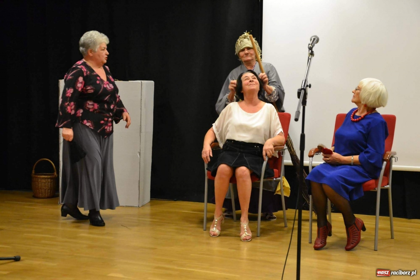 Zdjęcie w galerii na portalu naszraciborz.pl: Zatańcz z seniorem. Potańcówka na zamku za nami wiadomości z regionu