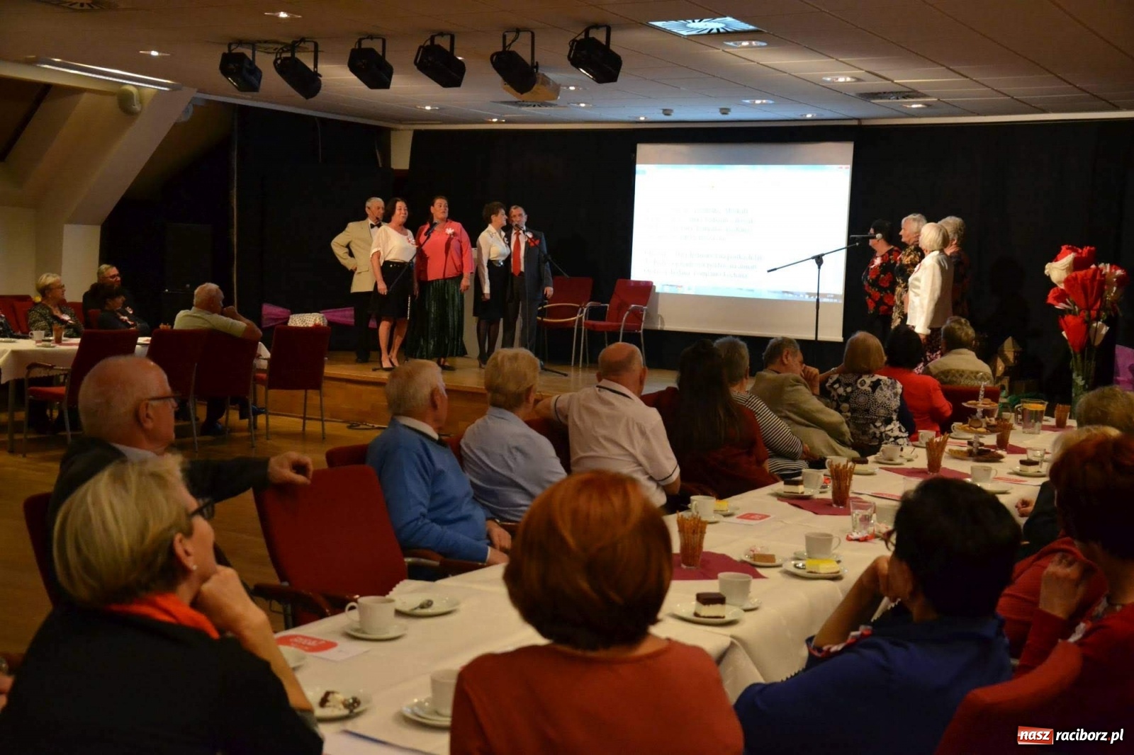 Zdjęcie w galerii na portalu naszraciborz.pl: Zatańcz z seniorem. Potańcówka na zamku za nami wiadomości z regionu