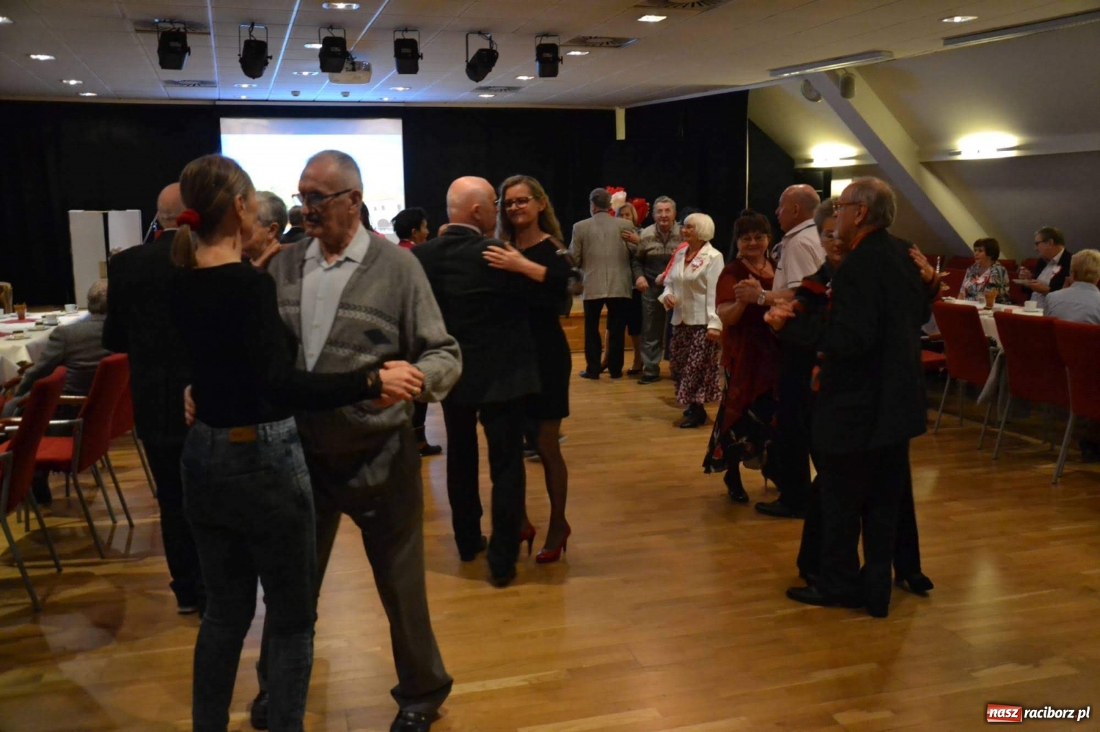 Zdjęcie w galerii na portalu naszraciborz.pl: Zatańcz z seniorem. Potańcówka na zamku za nami wiadomości z regionu