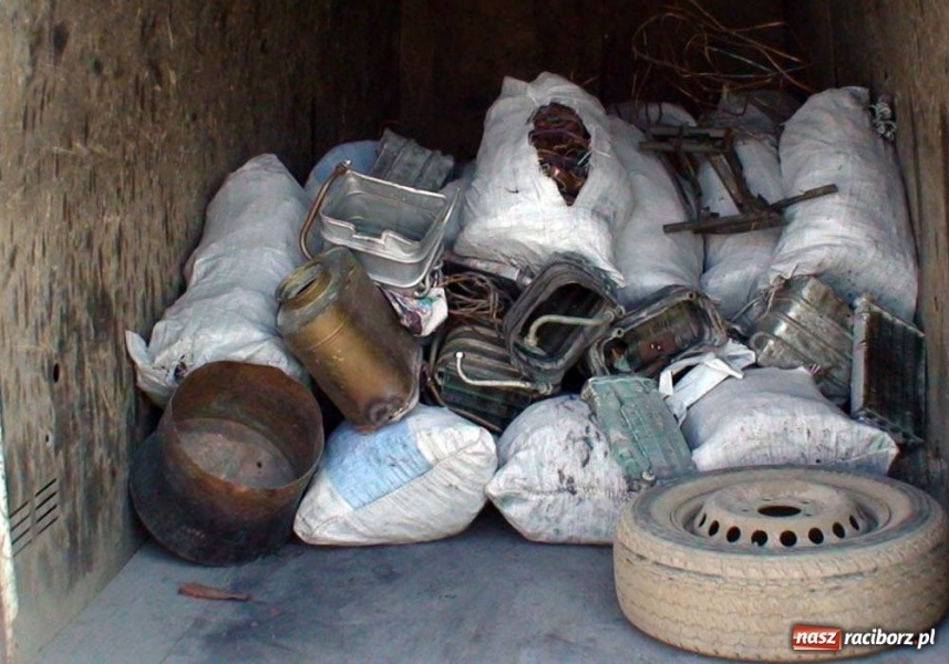 Zdjęcie w galerii na portalu naszraciborz.pl: Śmieci z Rumunii zatrzymane w Chałupkach wiadomości z regionu