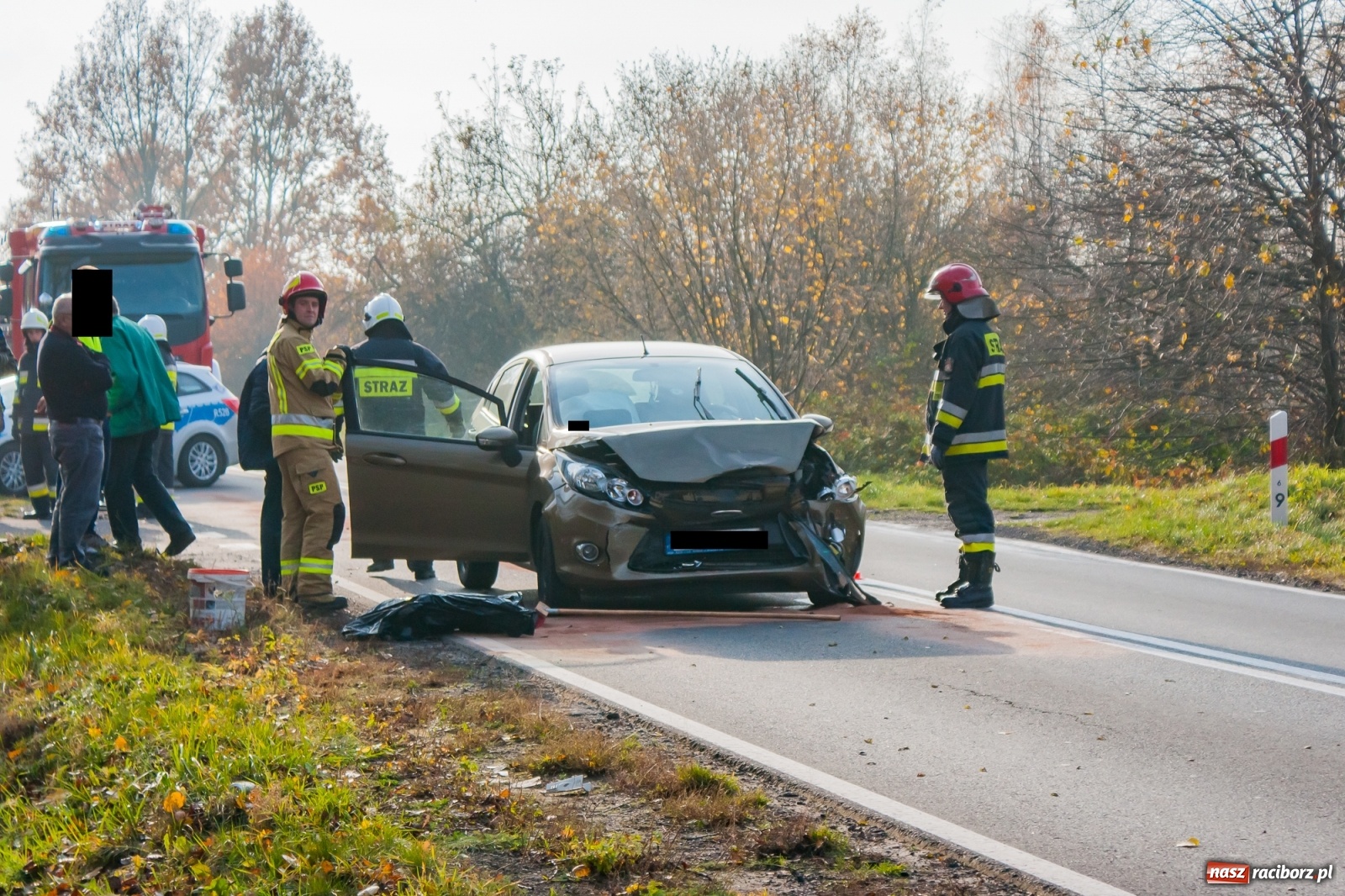Zdjęcie w galerii na portalu naszraciborz.pl: Trzy pojazdy zderzyły się na DW 919 Racibórz-Babice [FOTO] wiadomości z regionu